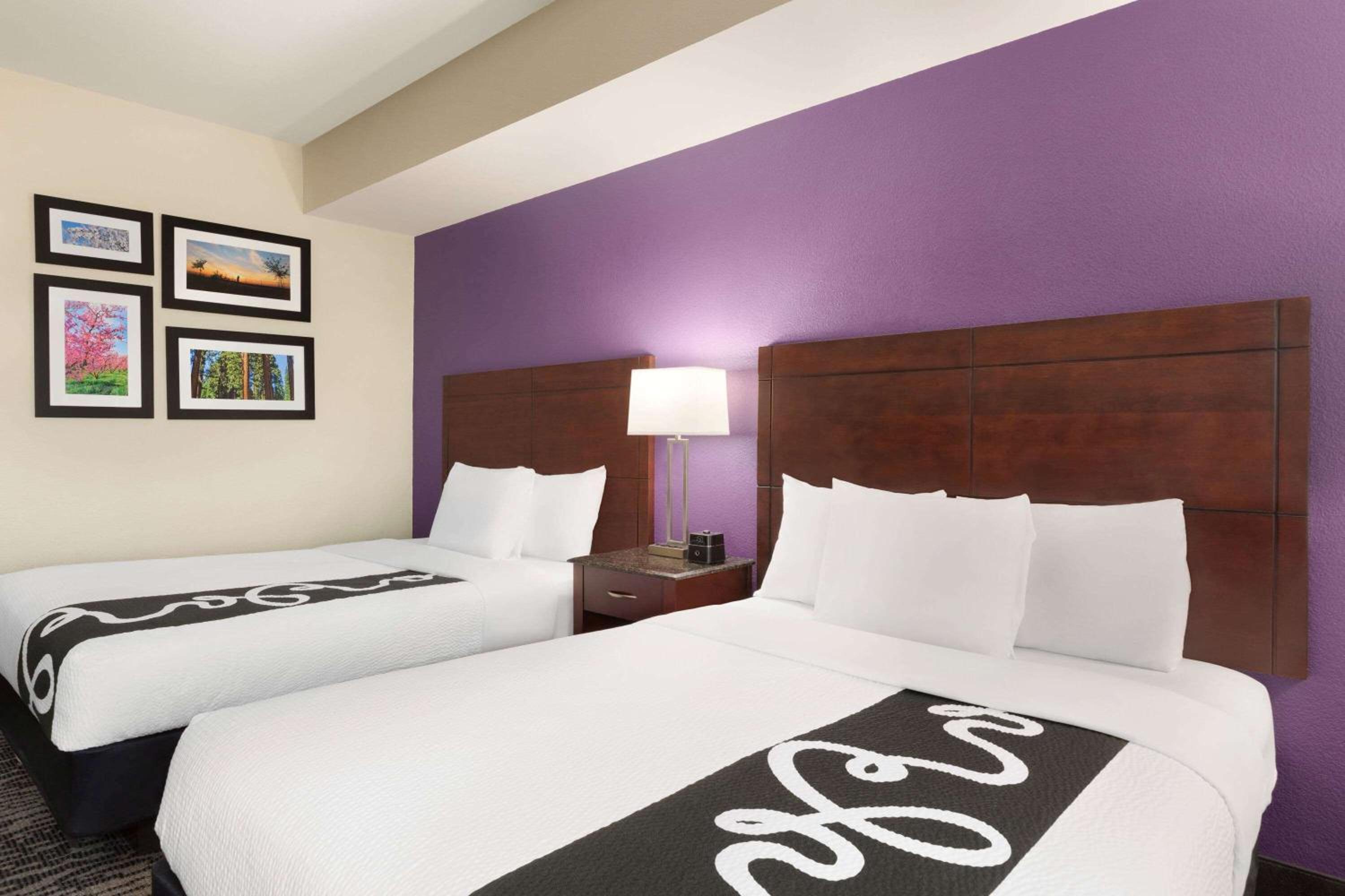 Queen Room with Two Queen Beds and Bath Tub - Mobility/Hearing Accessible - Non-Smoking photo 3