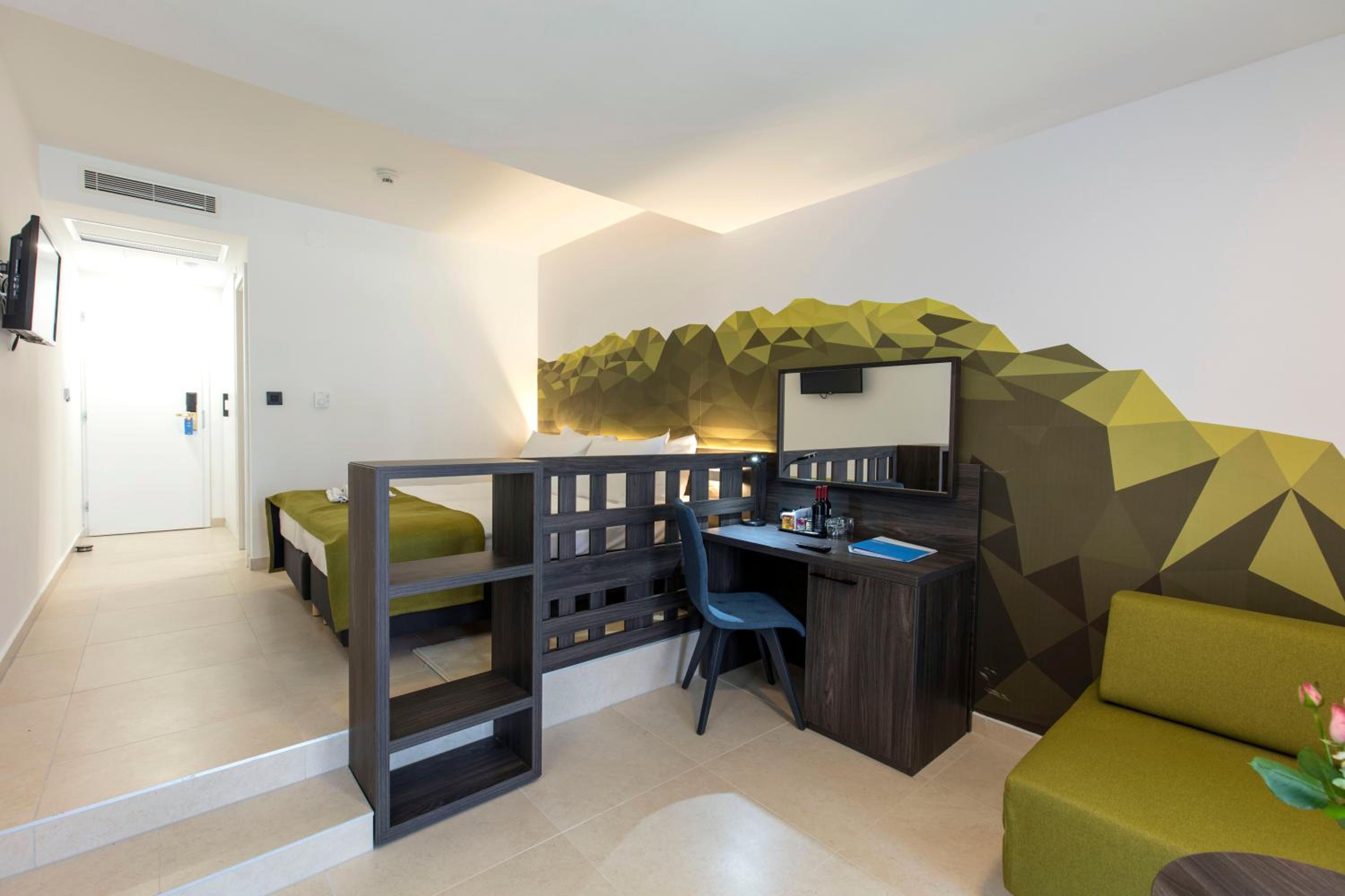 Superior Double Room with Balcony - Photo 2