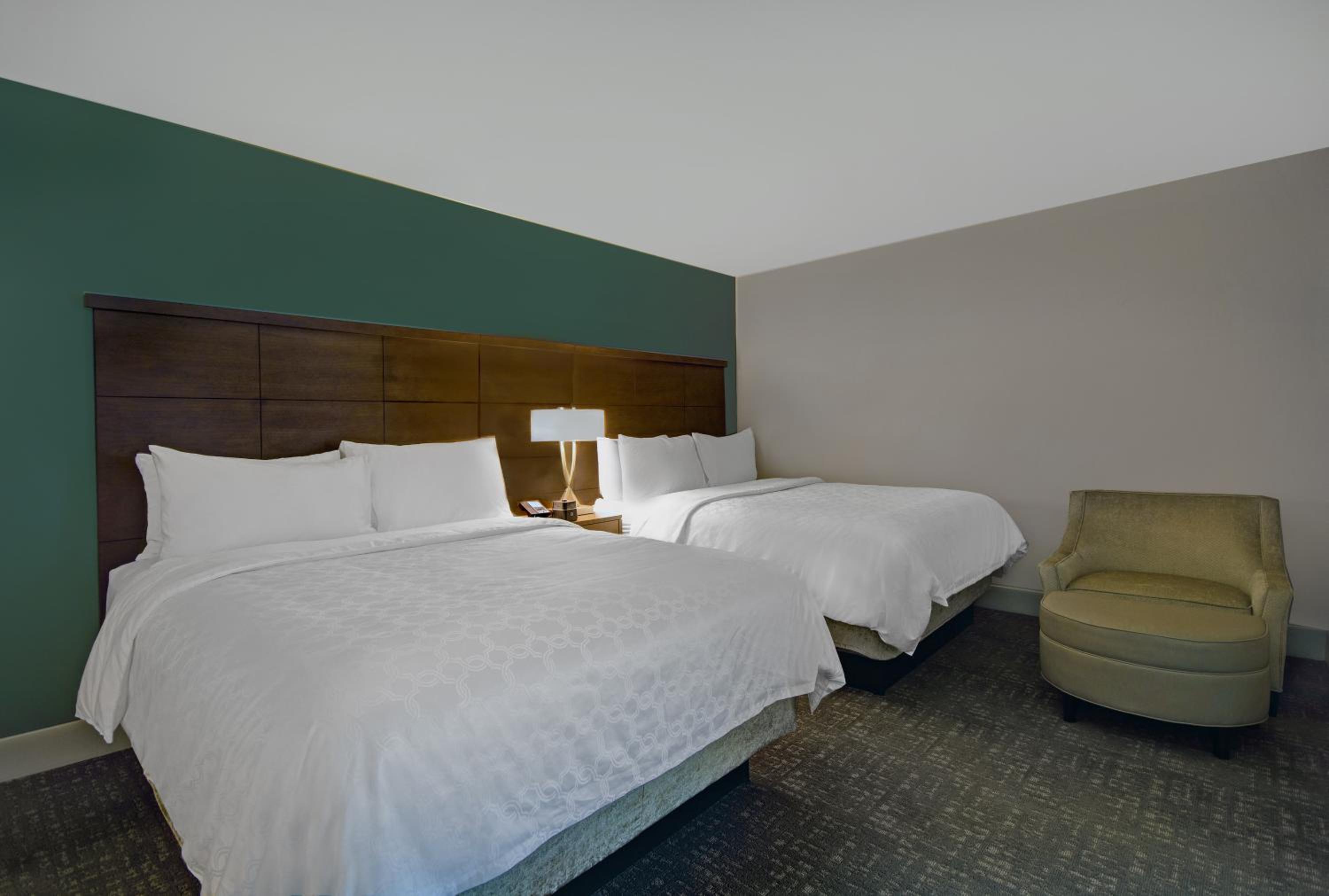 One-Bedroom Queen Suite - Photo 4