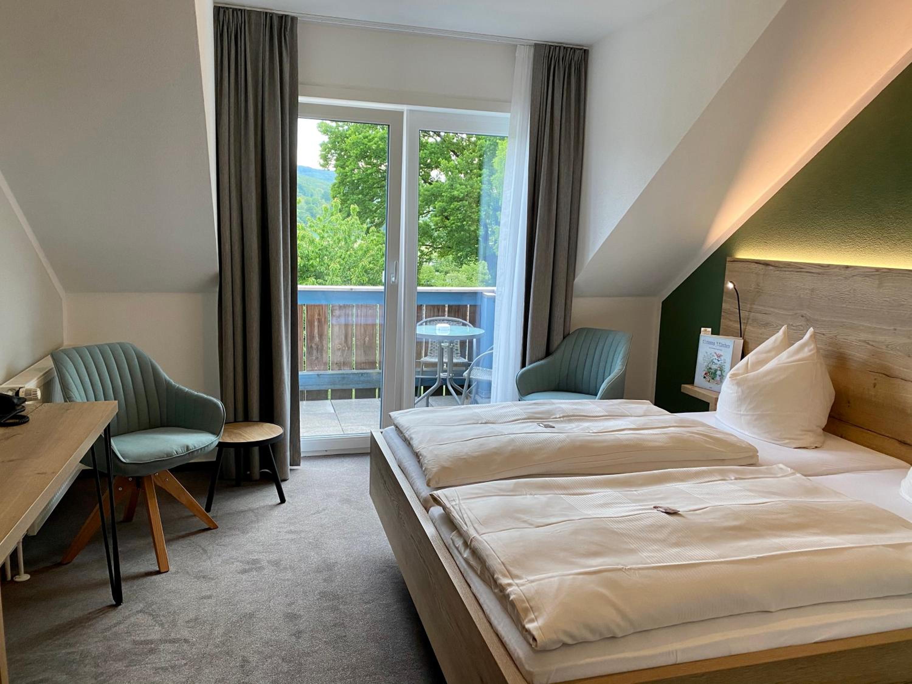 Double Room with Balcony - Photo 11