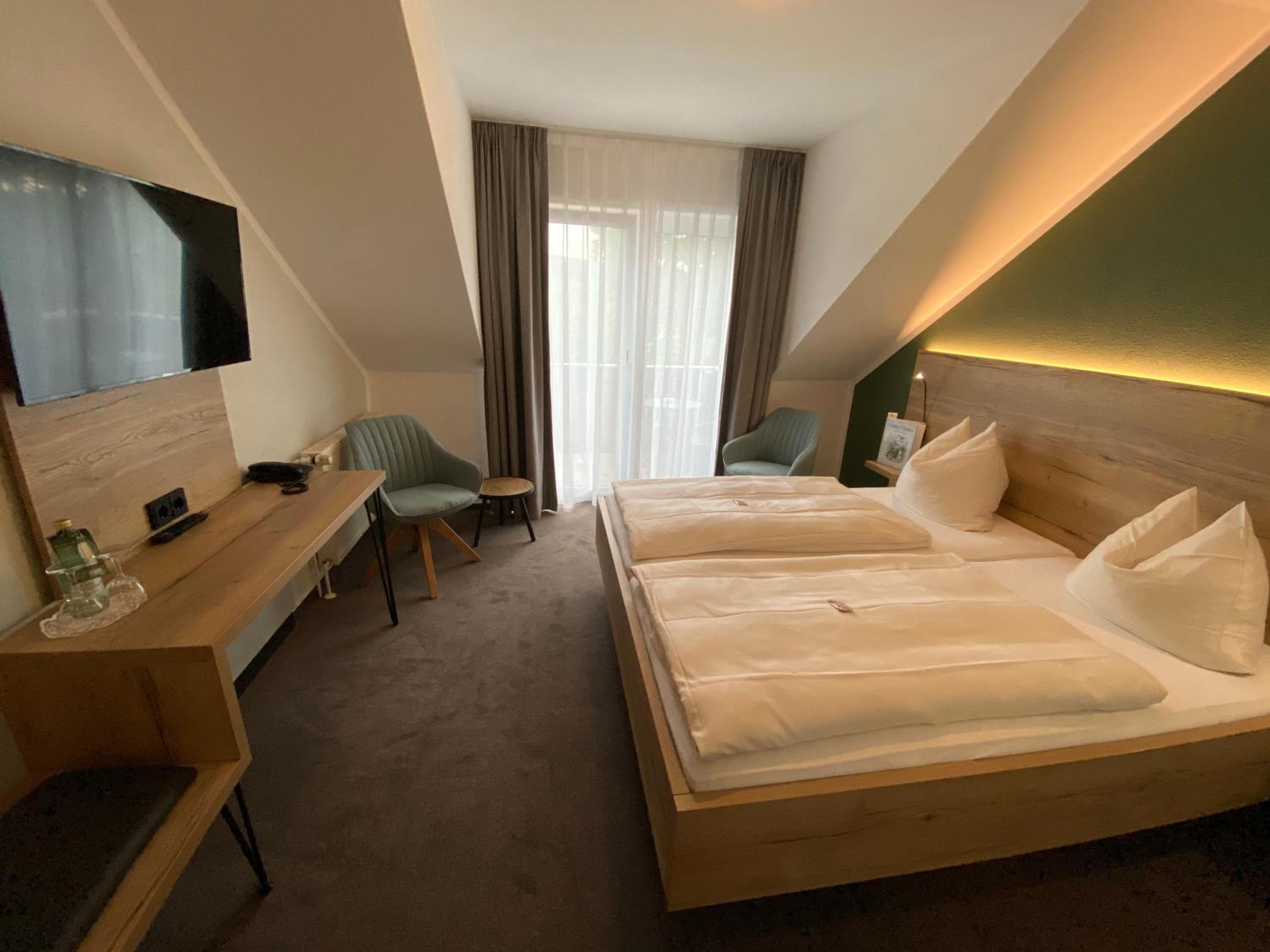 Double Room with Balcony - Photo 10