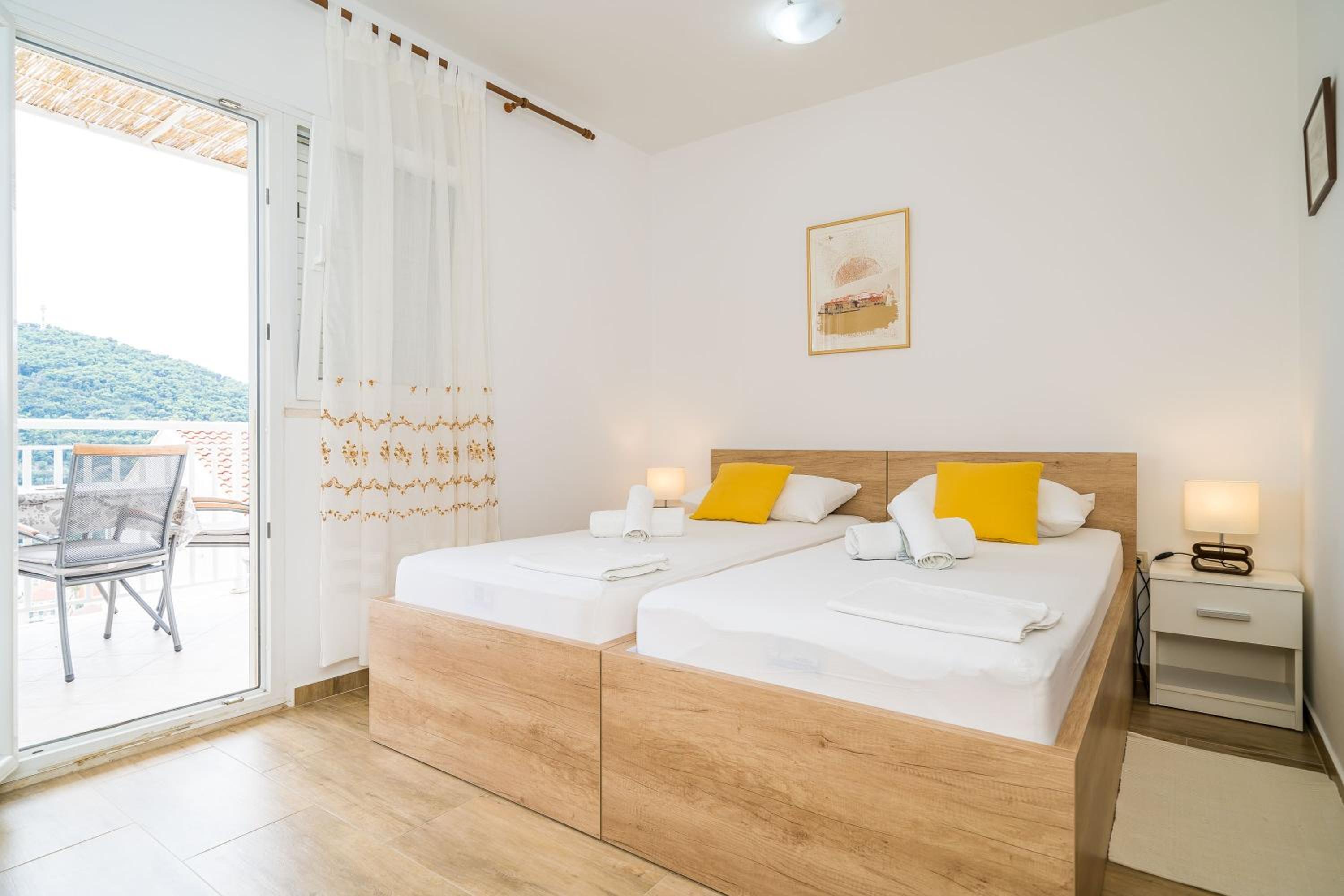 Studio Apartment with Balcony and City View