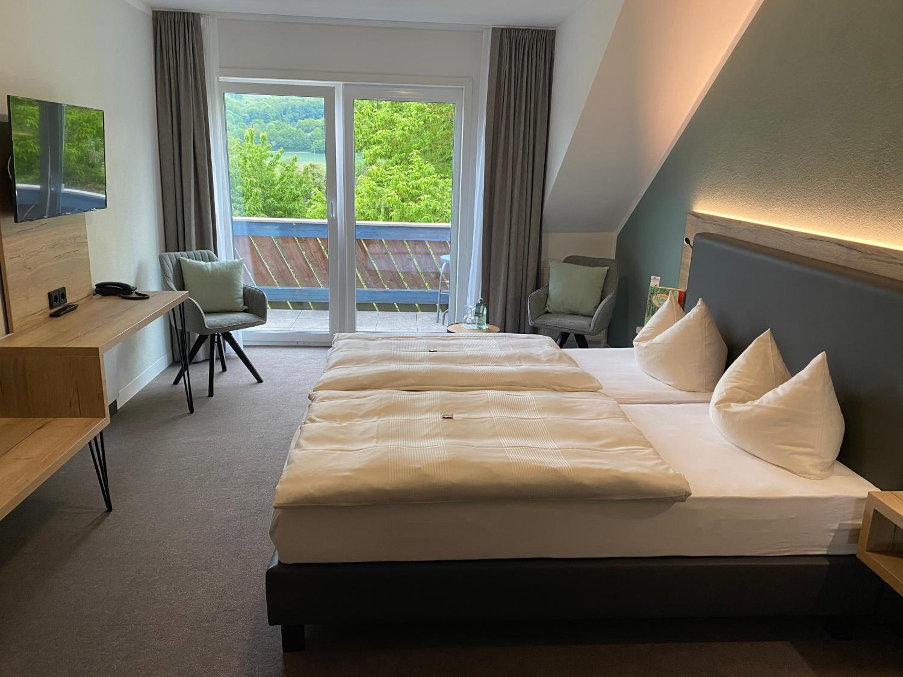 Double Room with Balcony - Photo 8