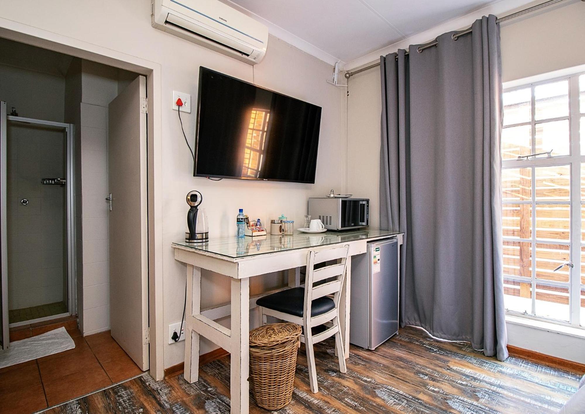 Twin Room - Photo 11