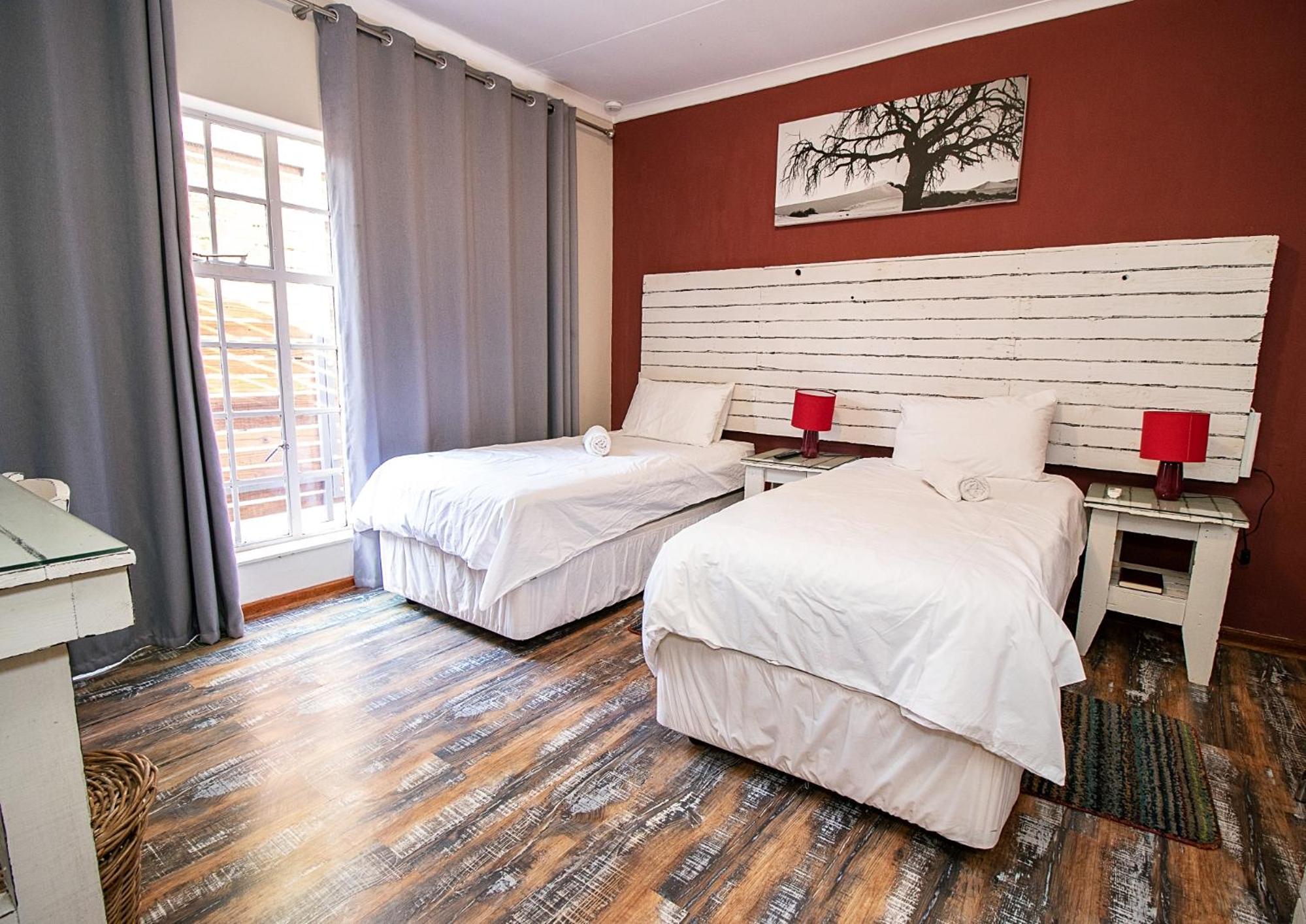 Twin Room - Photo 12
