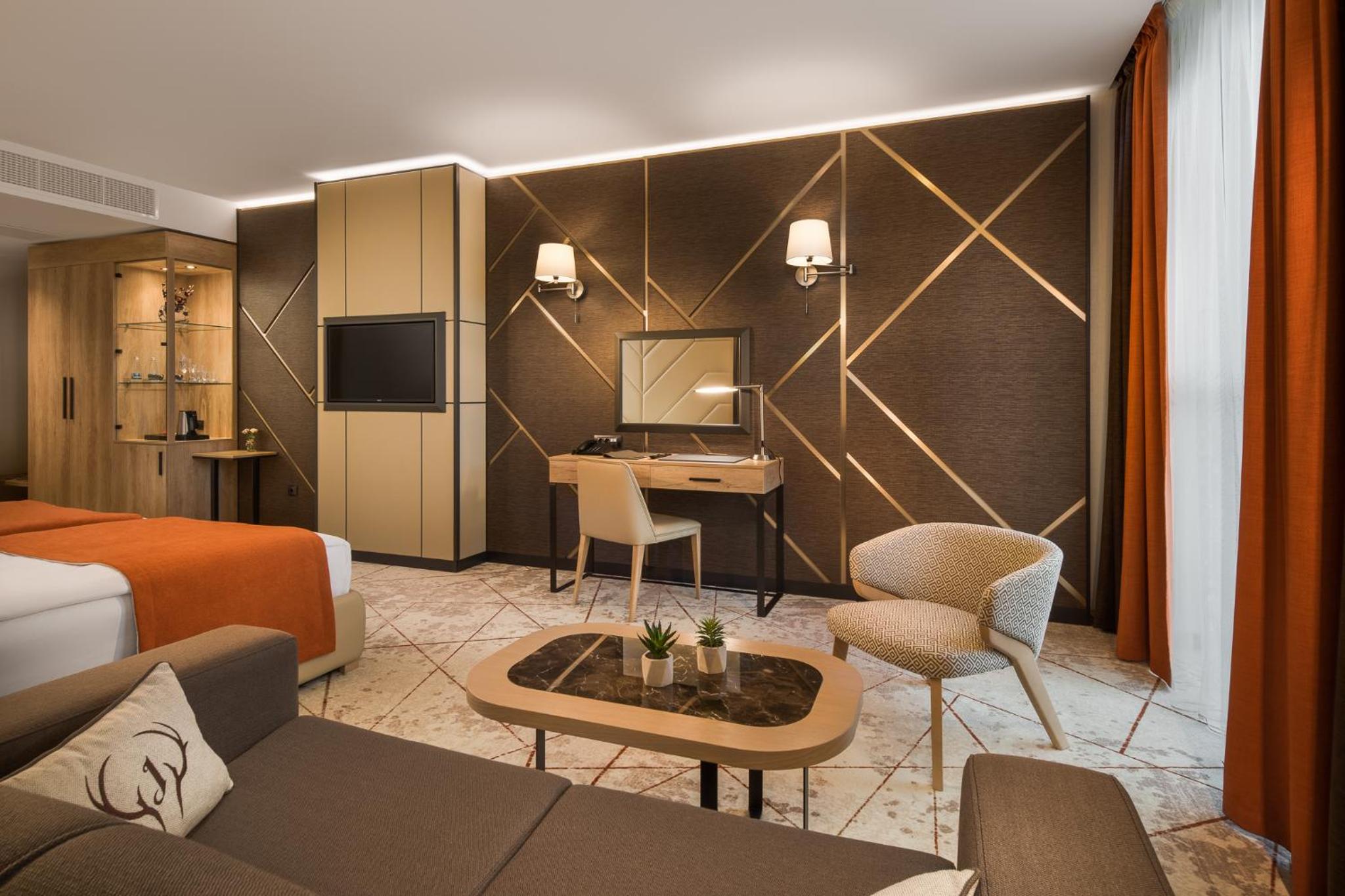Premium King Room - Photo 12