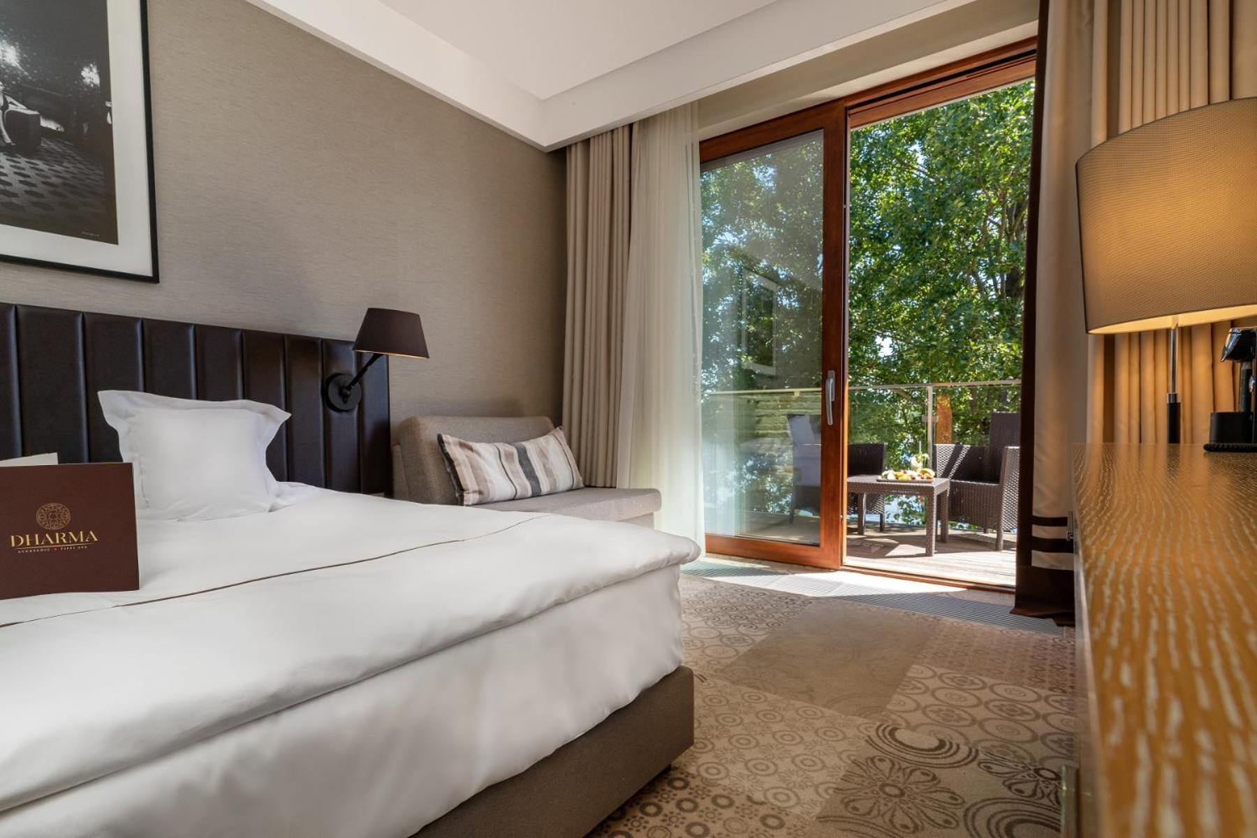 Deluxe Lake View - Photo 1
