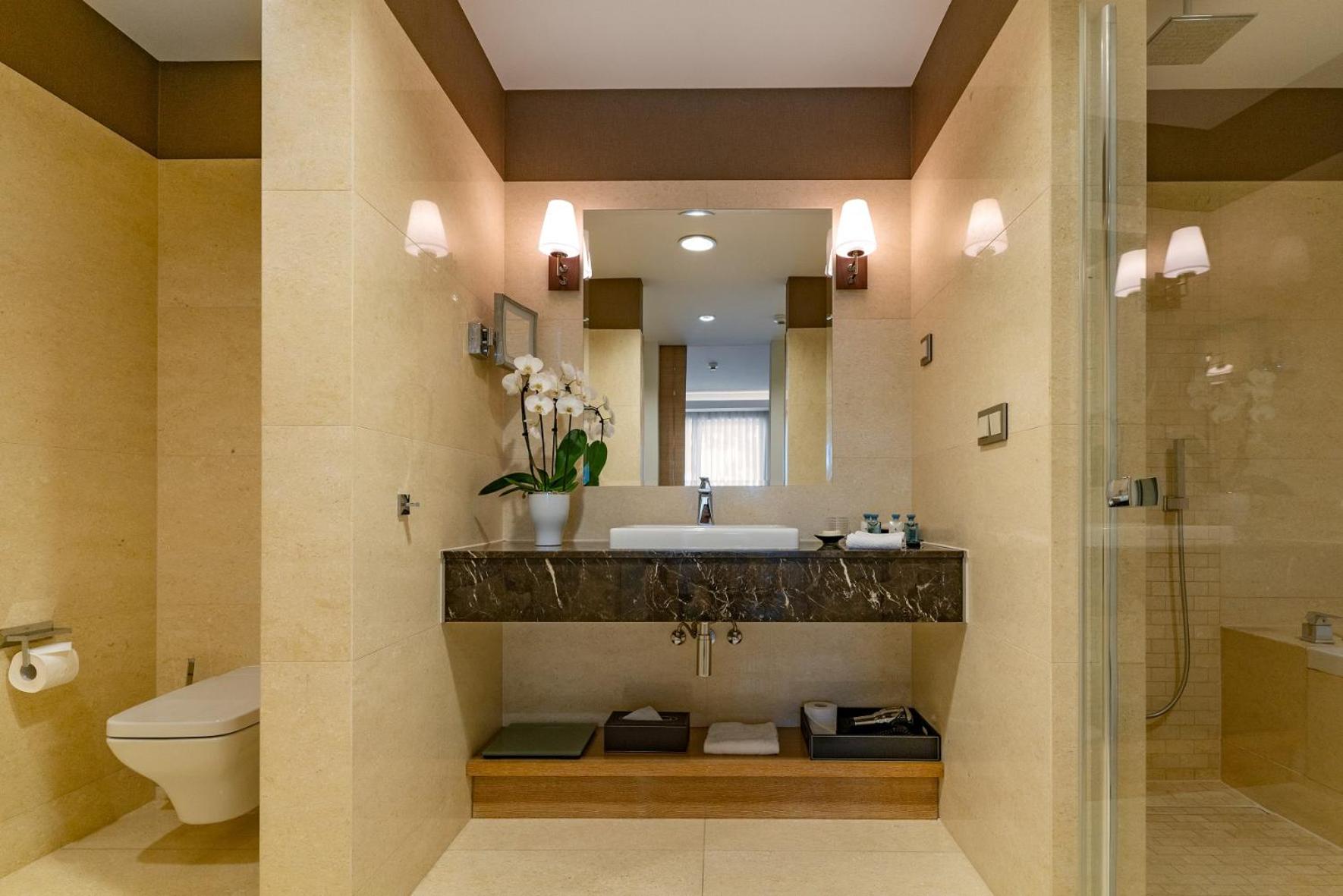 Suite with Lake View - Photo 3