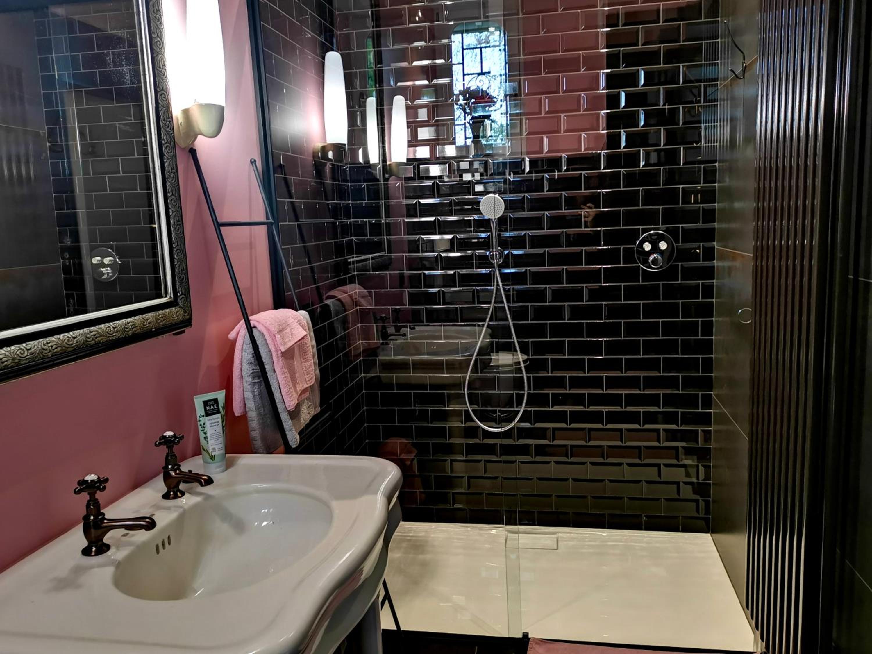 Deluxe Double Room with Shower photo 3