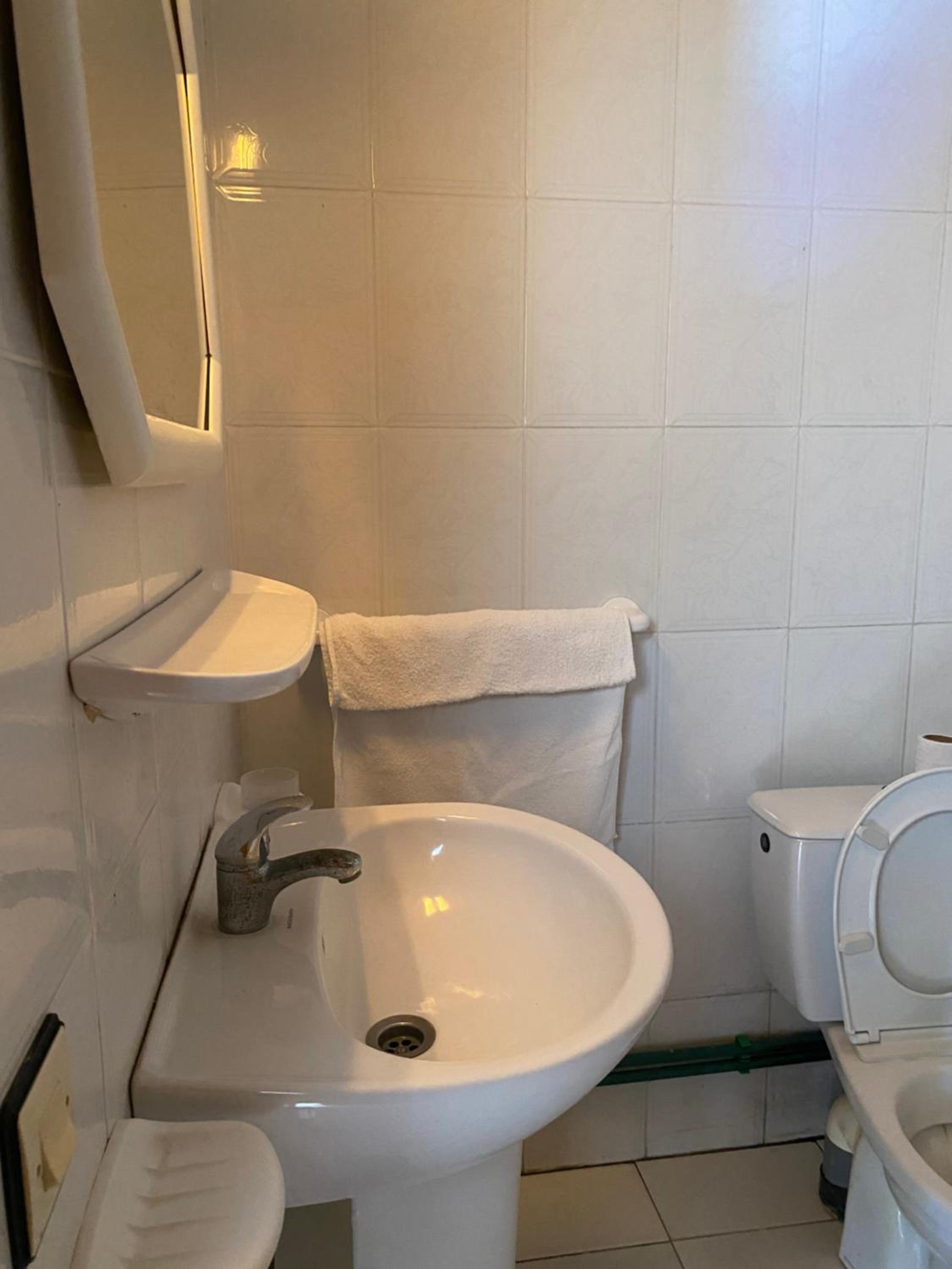 Large Double Room - Photo 5