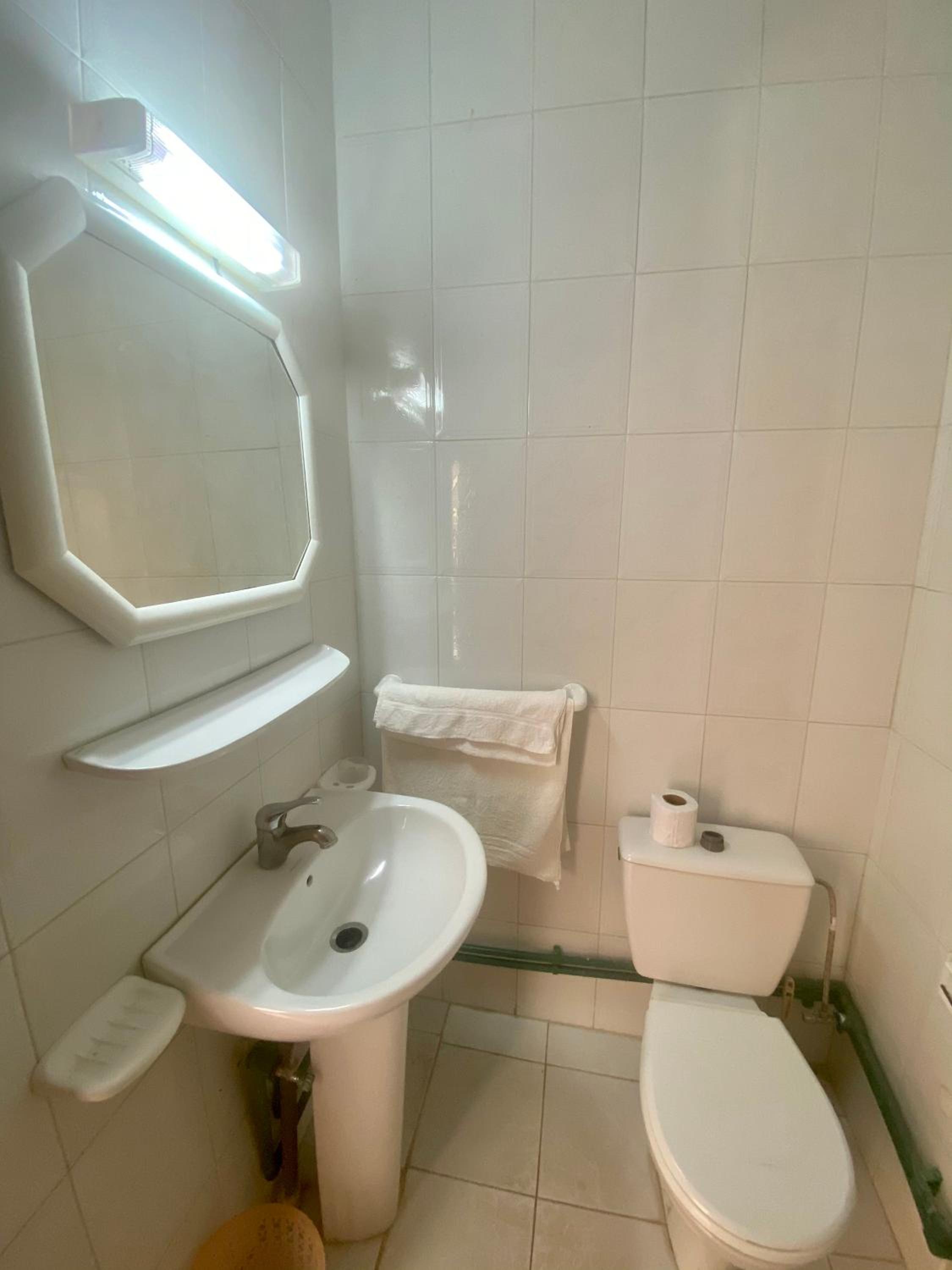 Large Double Room - Photo 4