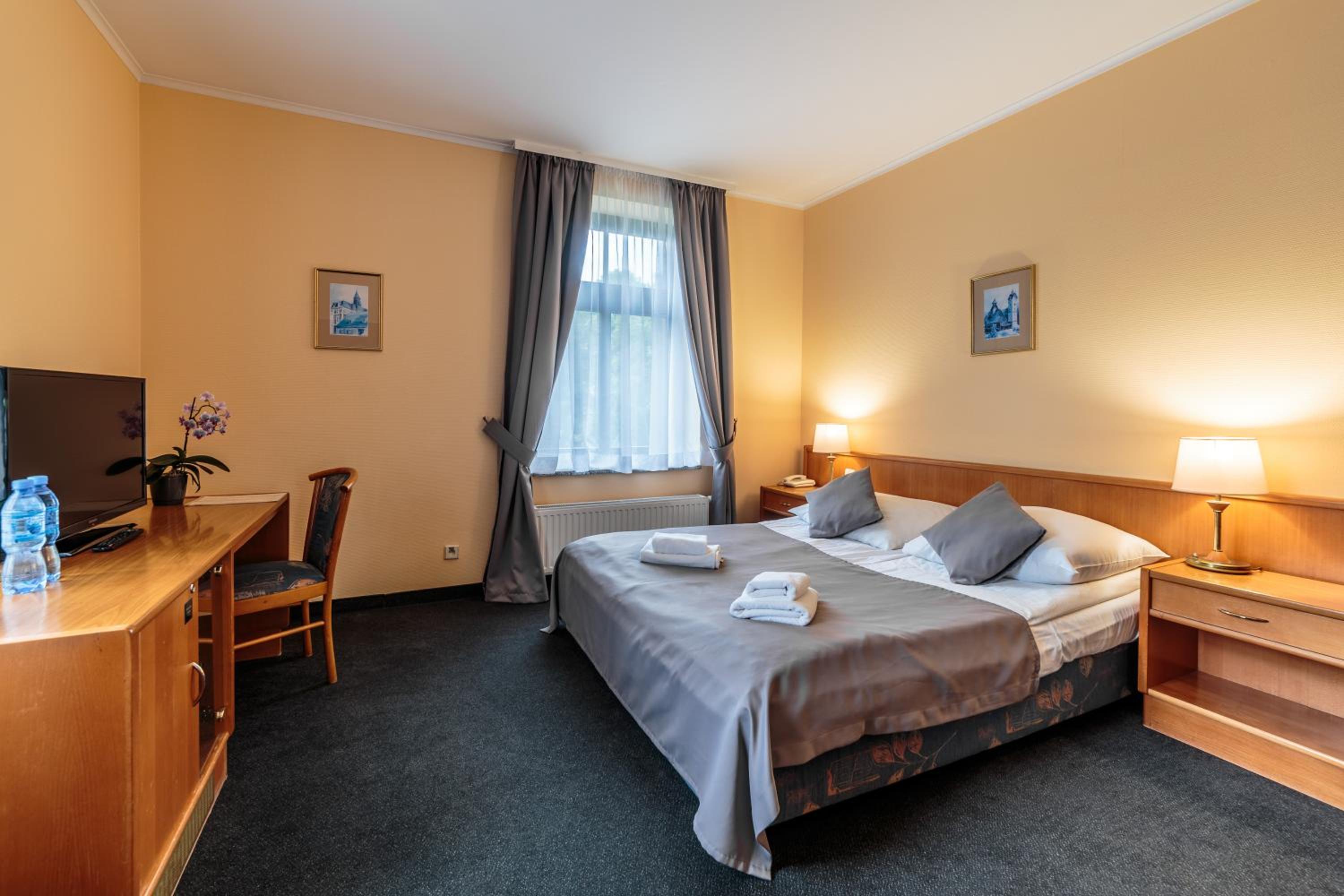 Standard Double or Twin Room - Photo 3