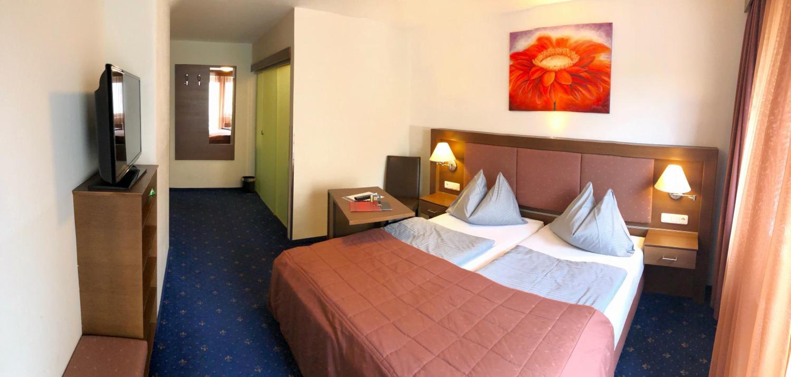 Double Room with Balcony - Photo 3