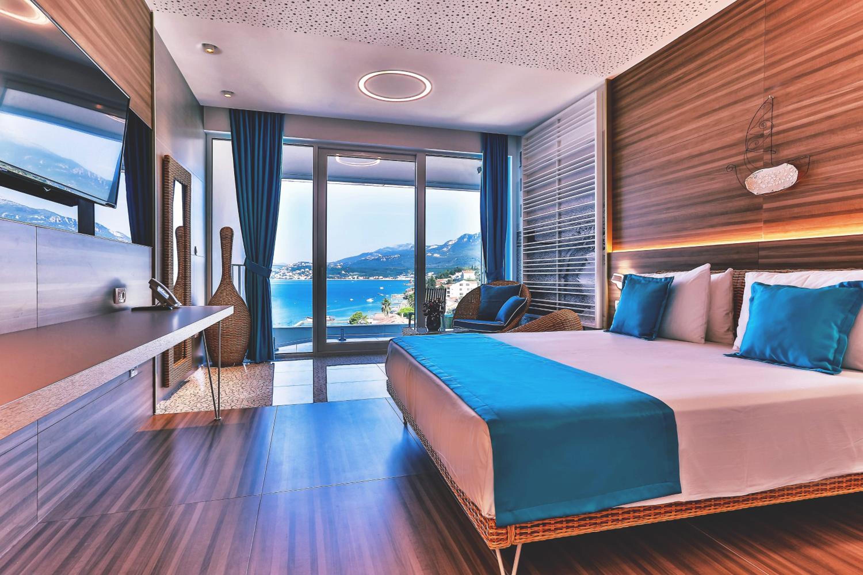 Deluxe Double Room with Balcony and Side Sea View