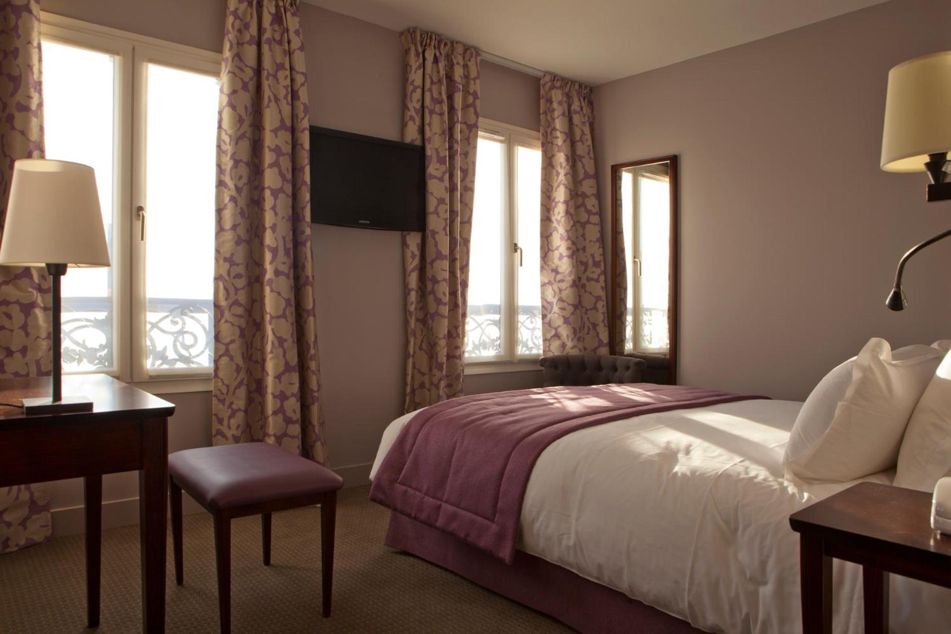 Classic Double Room - Street view