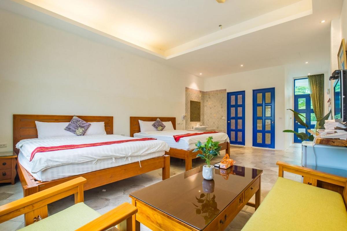 Quadruple Room with Bath photo 2