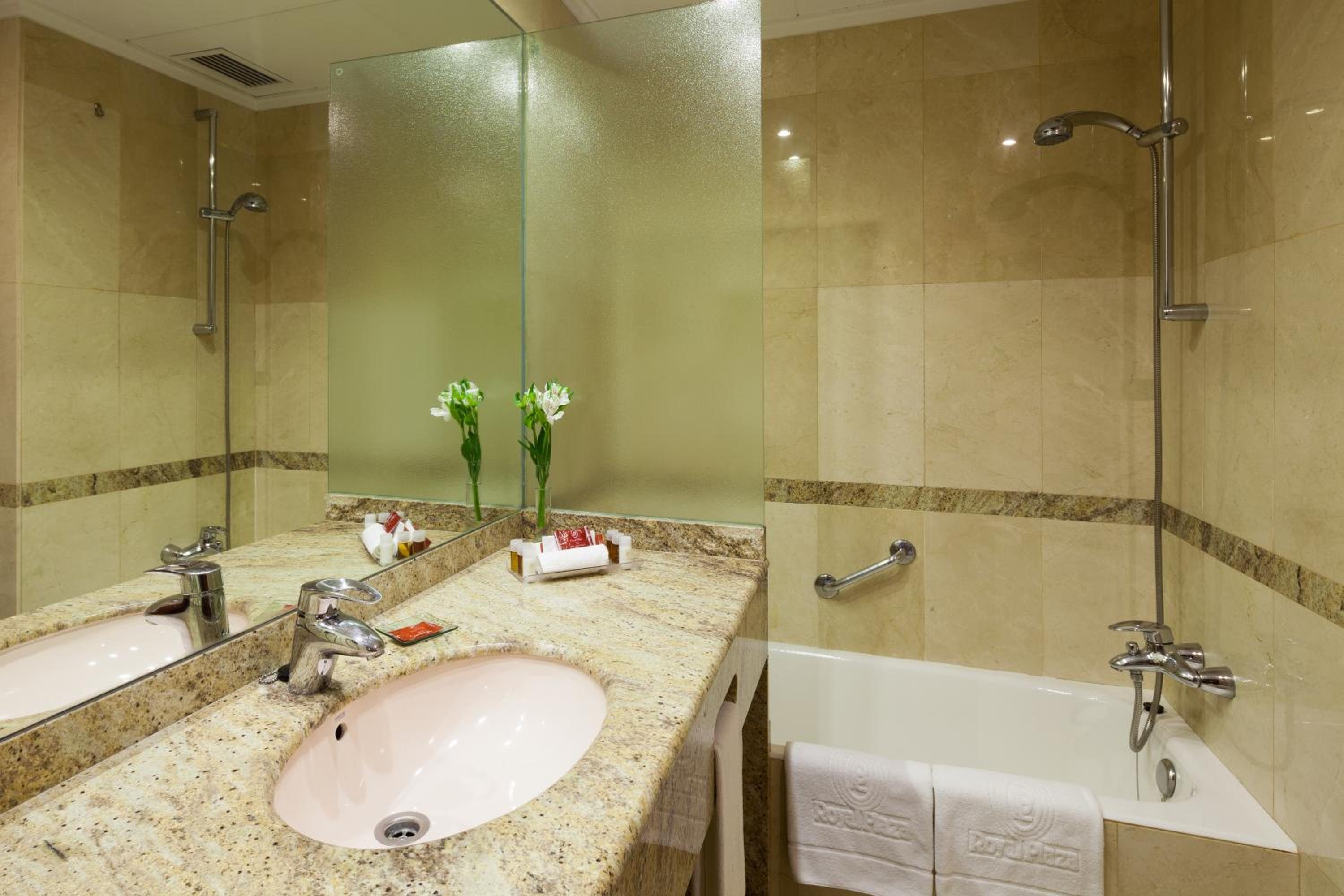 Double or Twin Room - Photo 7