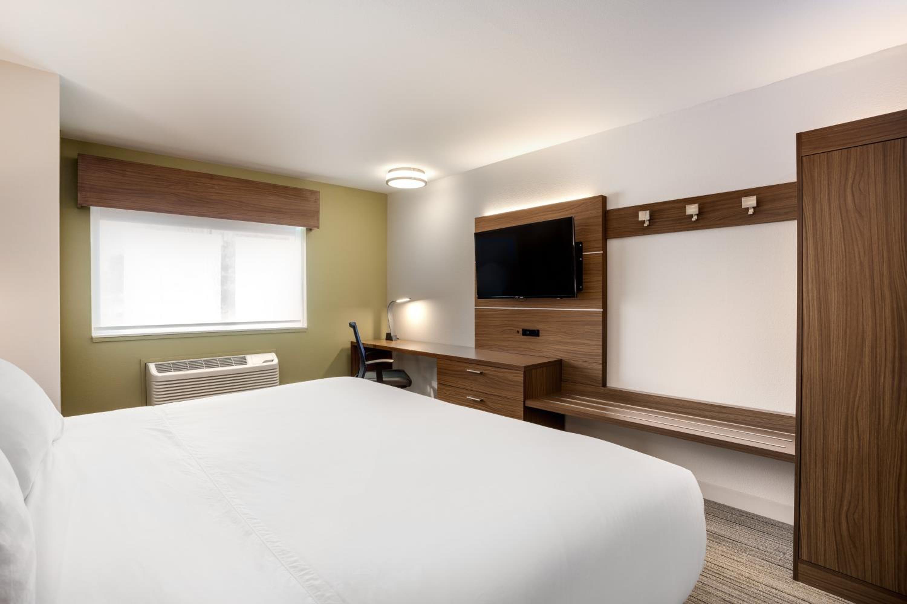 Standard King Room with Sofa Bed - Photo 3