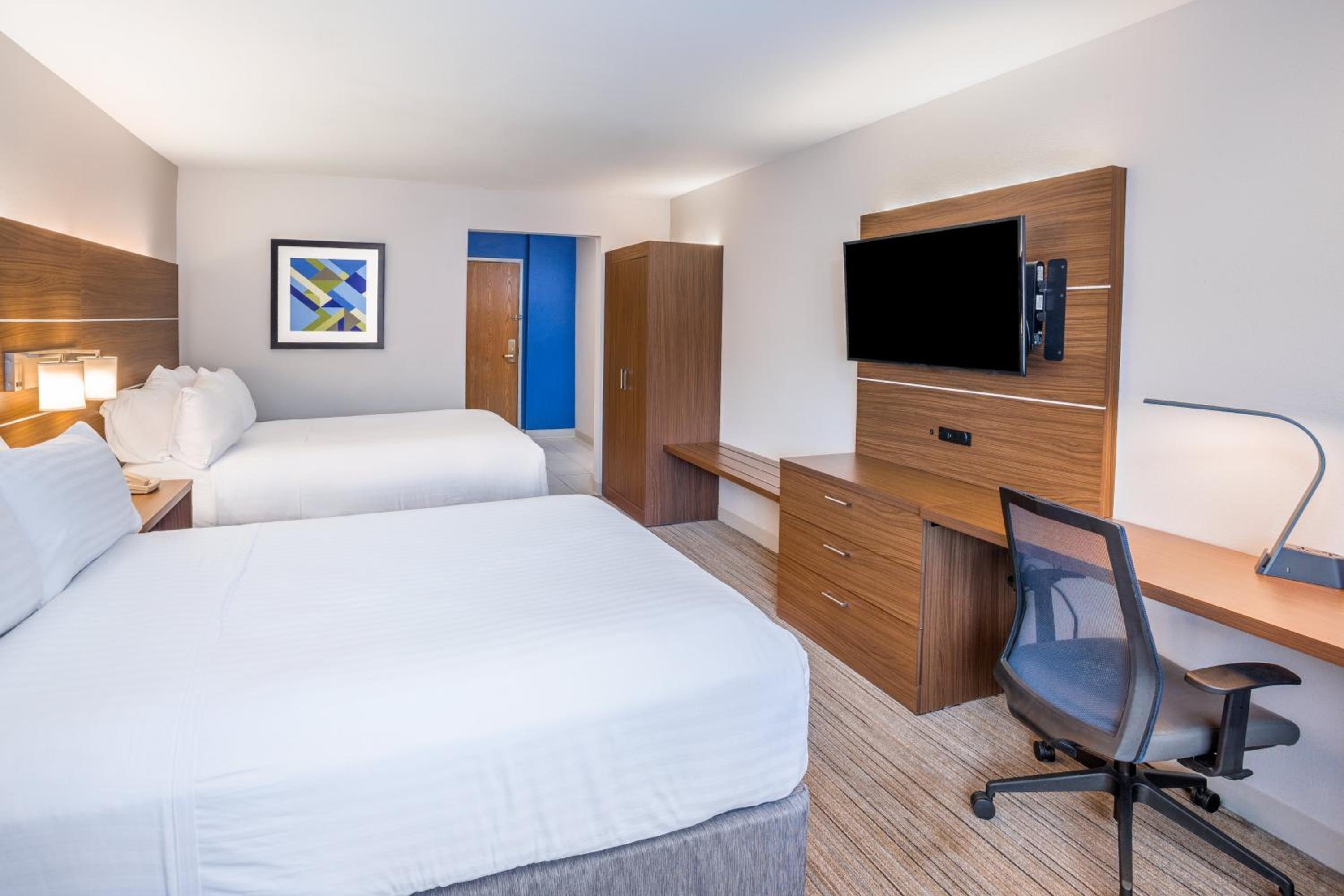 Standard Room with Two Queen Beds - Photo 3