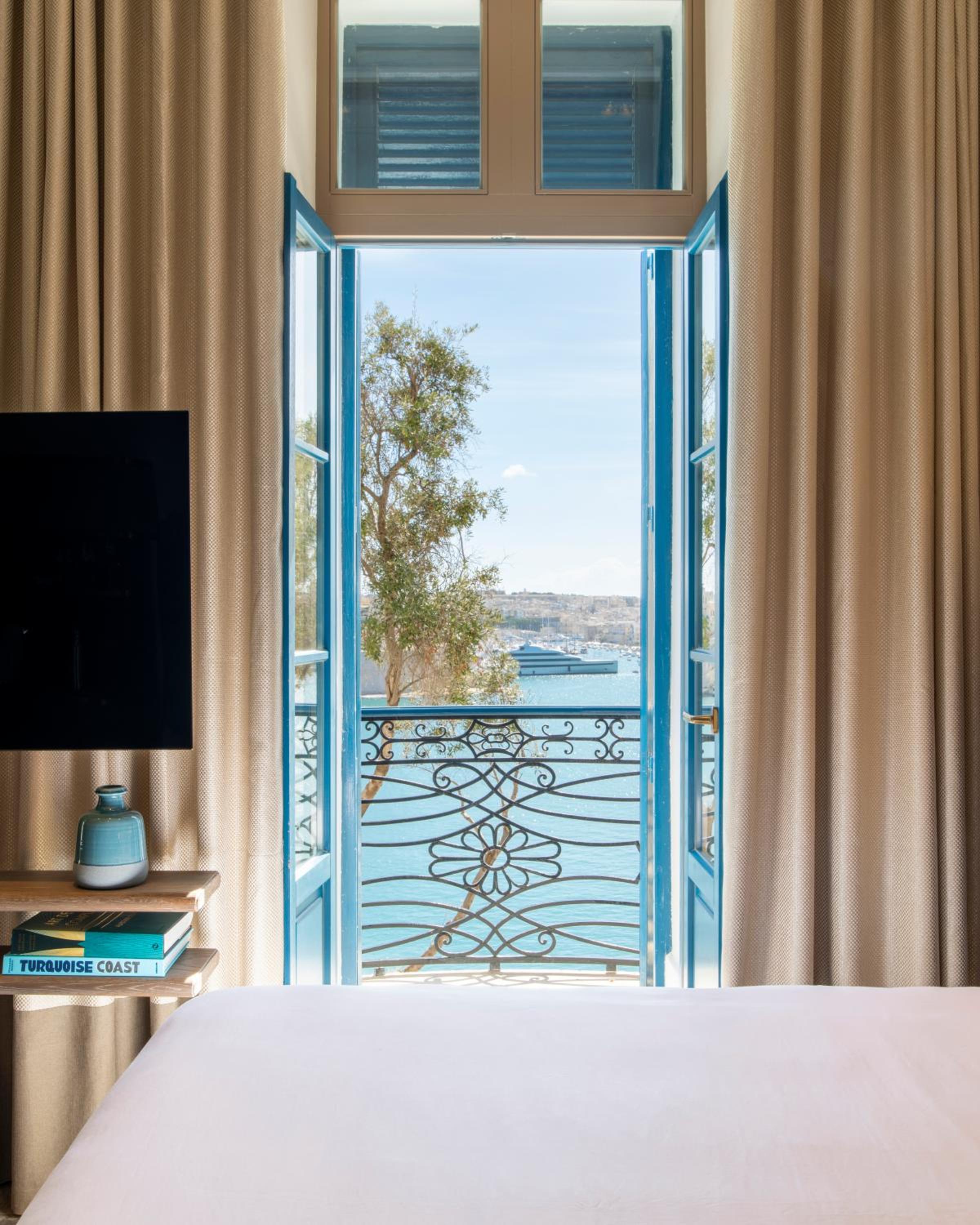 Superior Grand Harbour View Suite - Photo 2