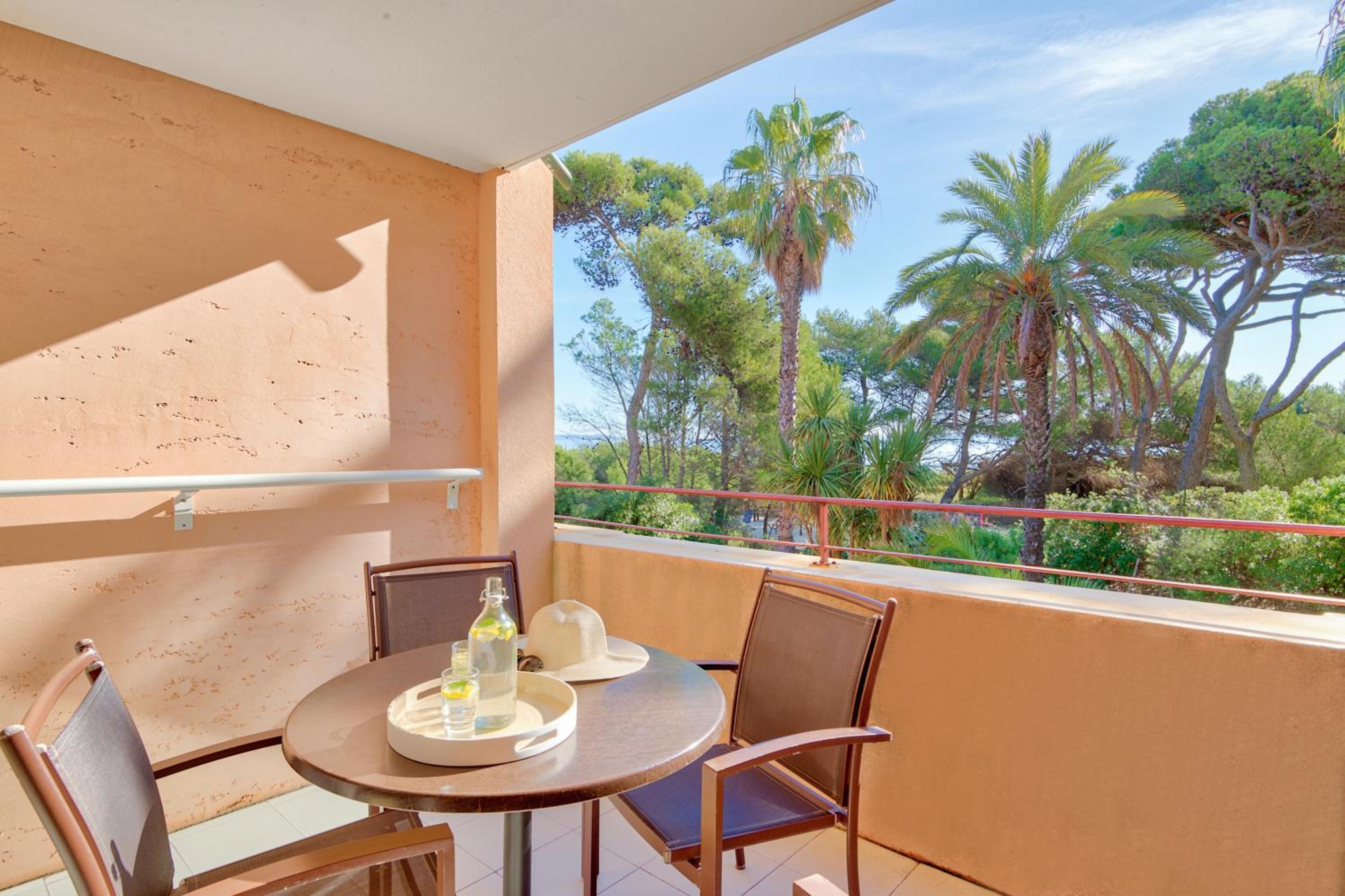 Superior One-Bedroom Apartment with Air Conditioning, Terrace or Balcony (4 People) - Garden View - Photo 4