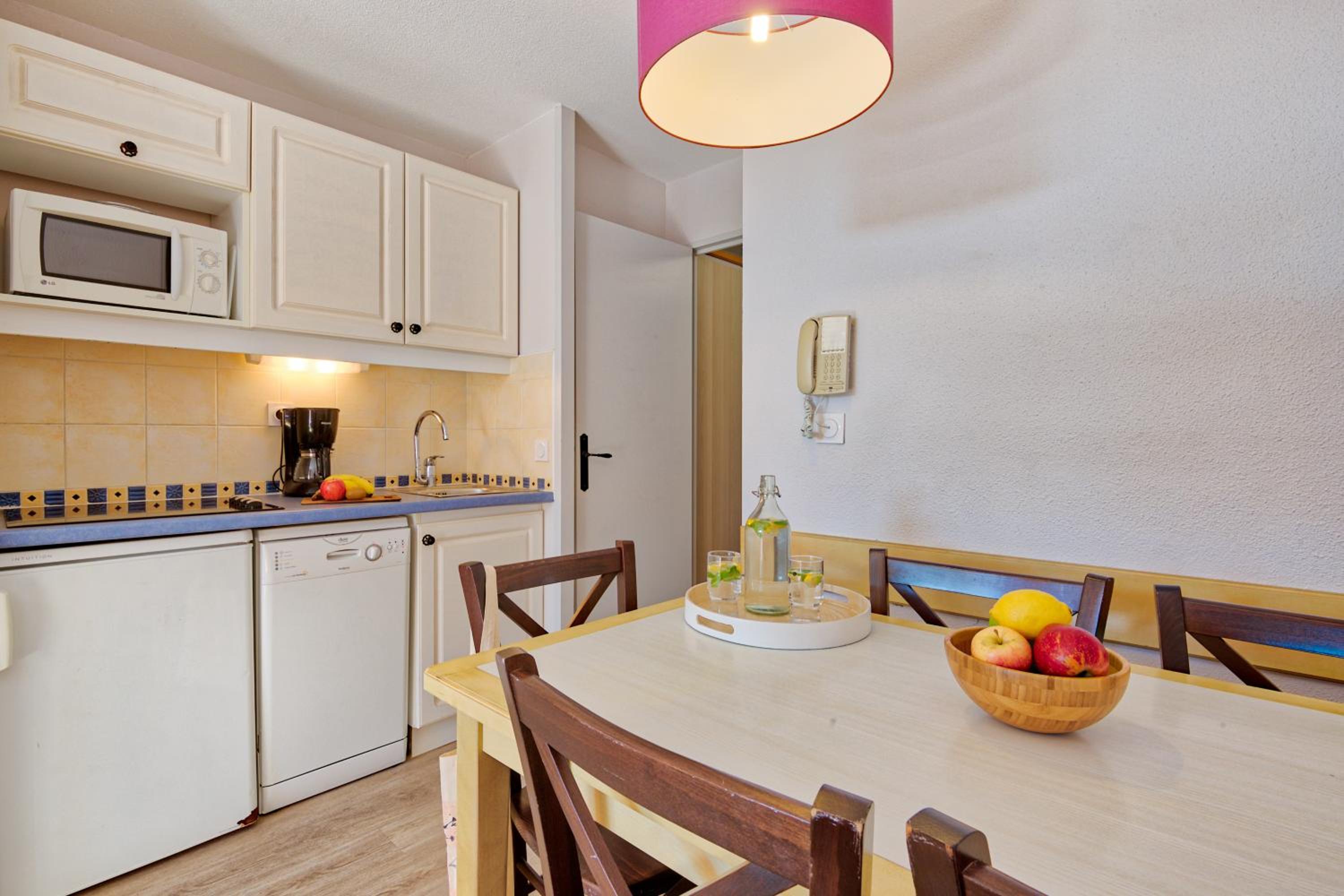 Superior One-Bedroom Apartment with Air Conditioning, Terrace or Balcony (4 People) - Garden View - Photo 2