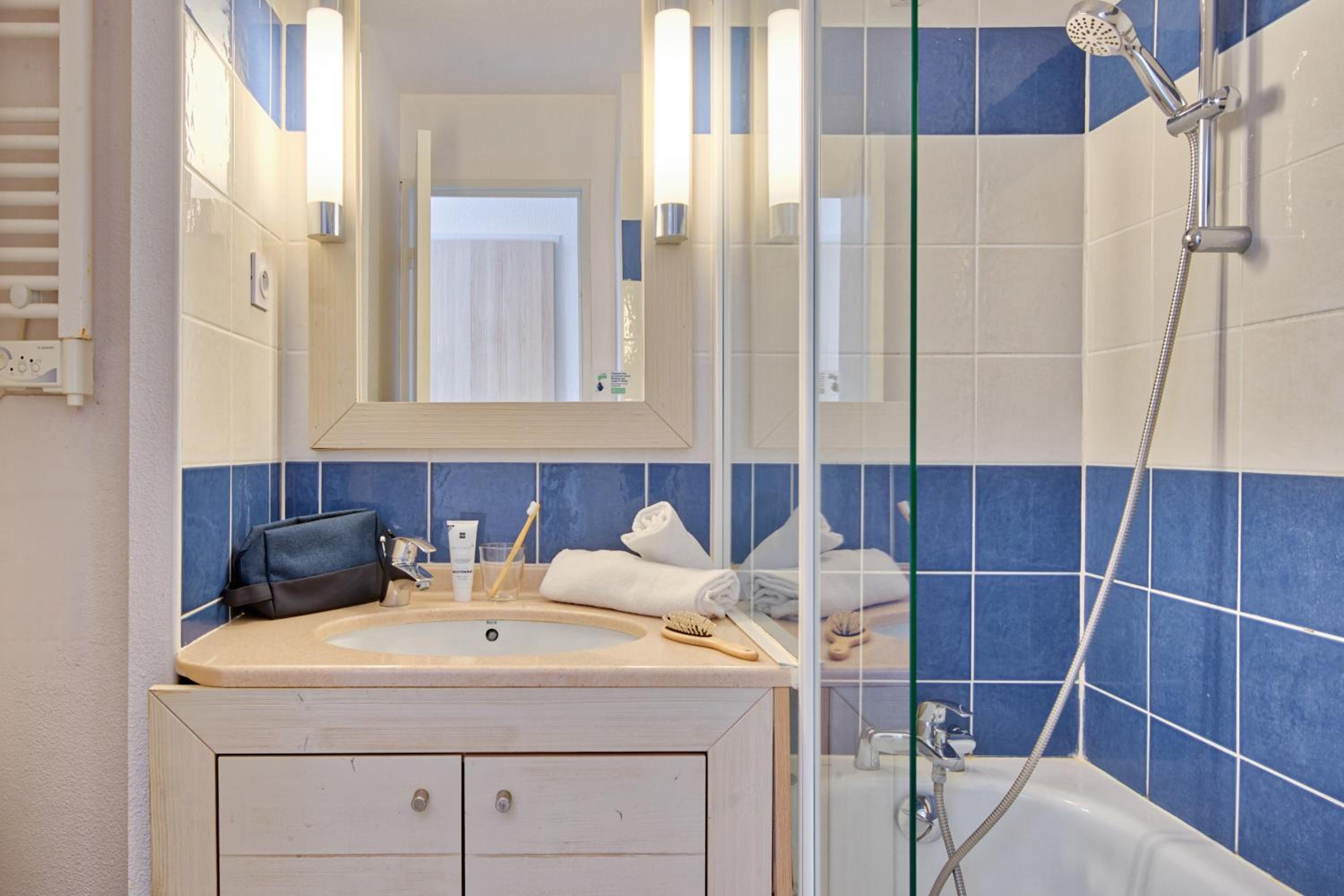 One-Bedroom Apartment with Sleeping Alcove and Terrace or Balcony (6 People) - Garden View - Photo 1