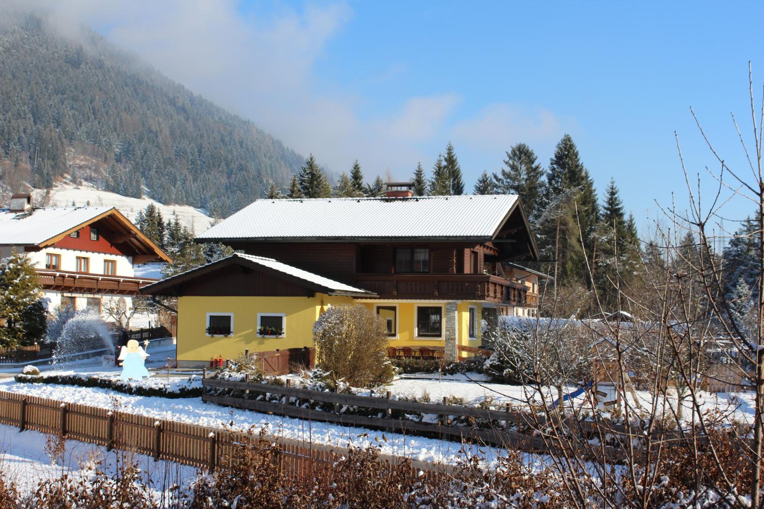 Three-Bedroom Apartment with Balcony photo 3