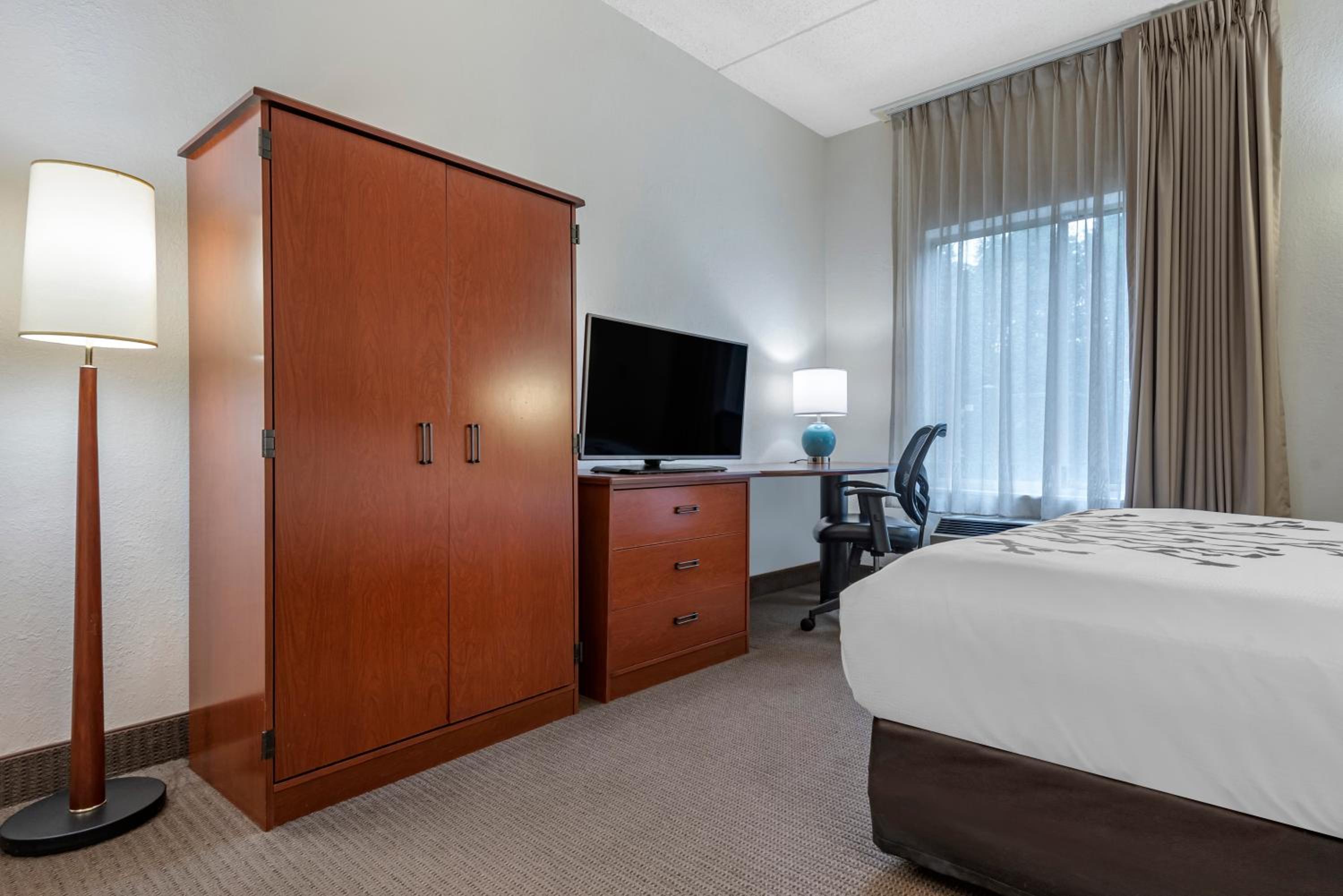 King Room - Non-Smoking - Photo 4