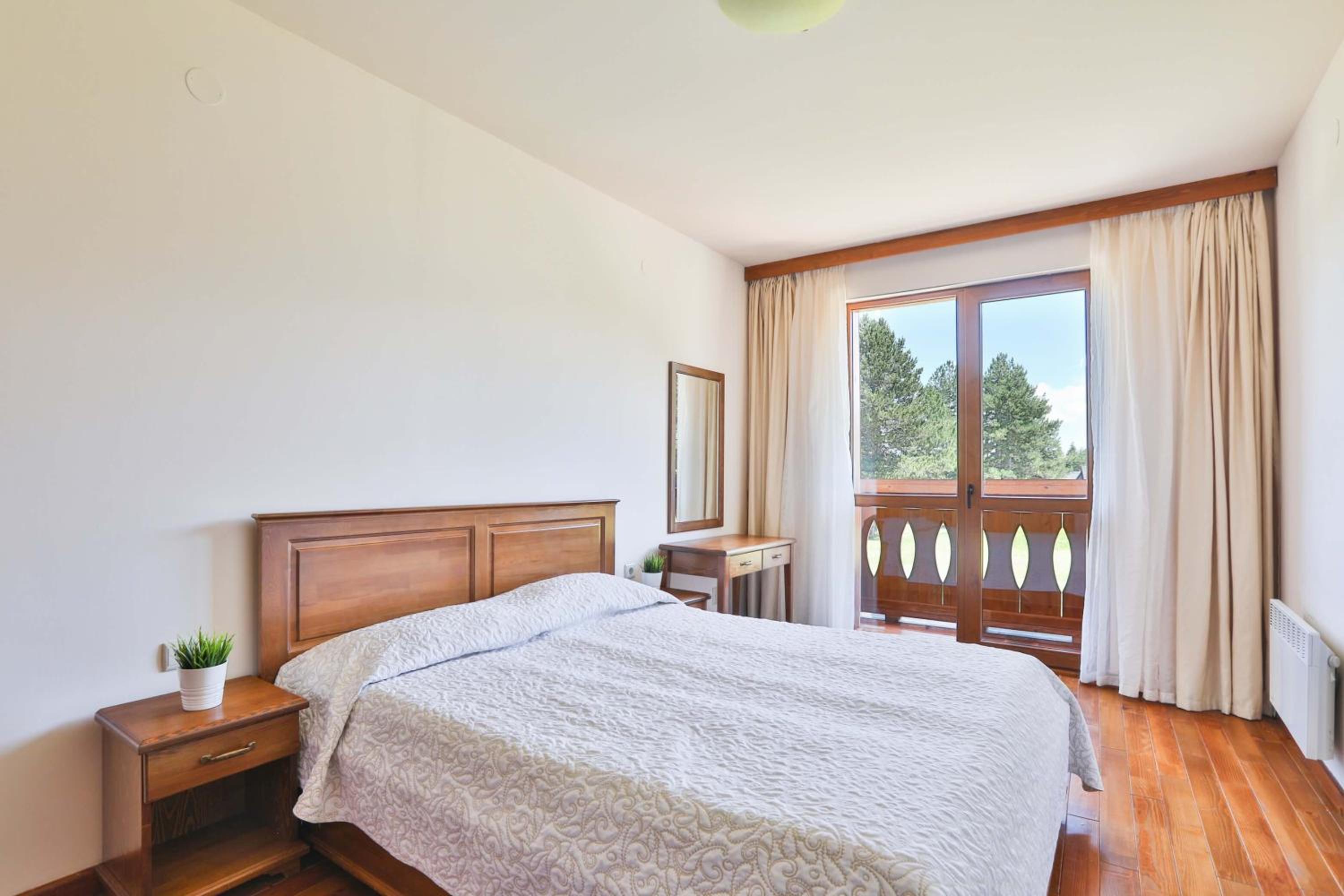 One-Bedroom Apartment with Balcony (2 Adults + 1 Child)