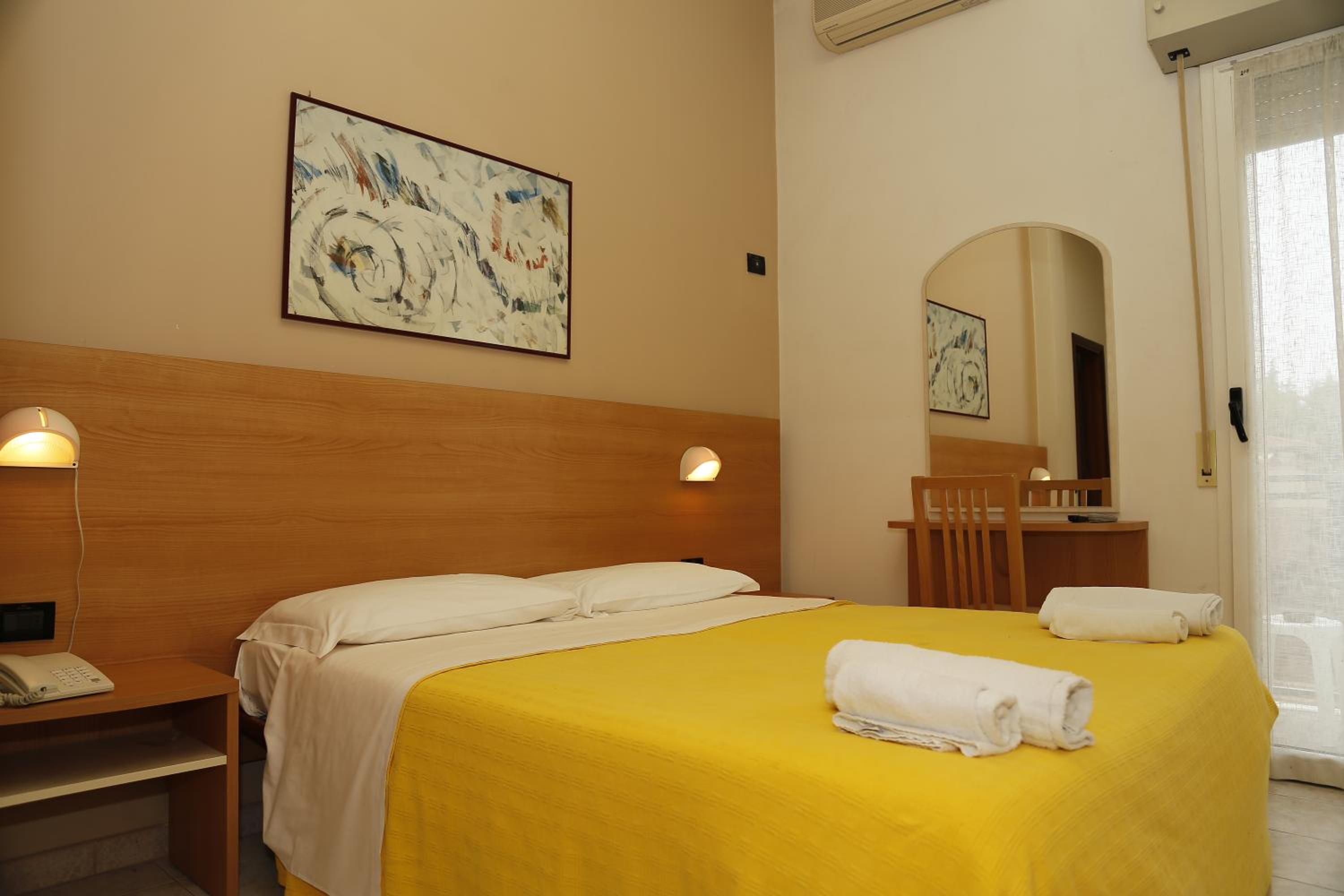 Standard Double or Twin Room - Photo 4