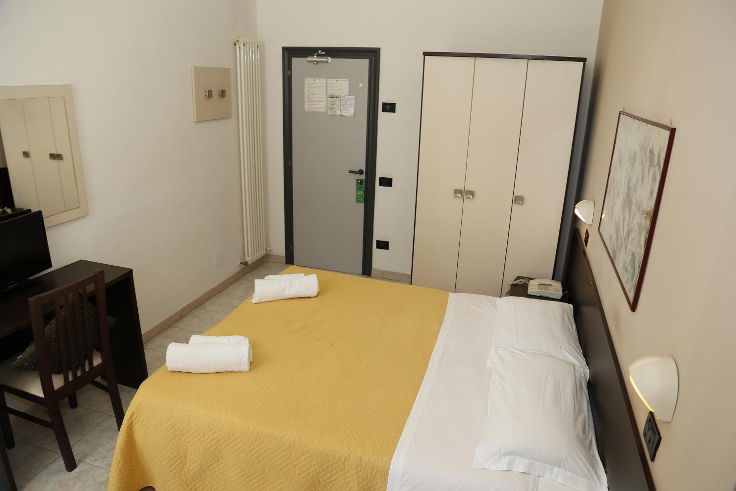 Standard Double or Twin Room - Photo 6