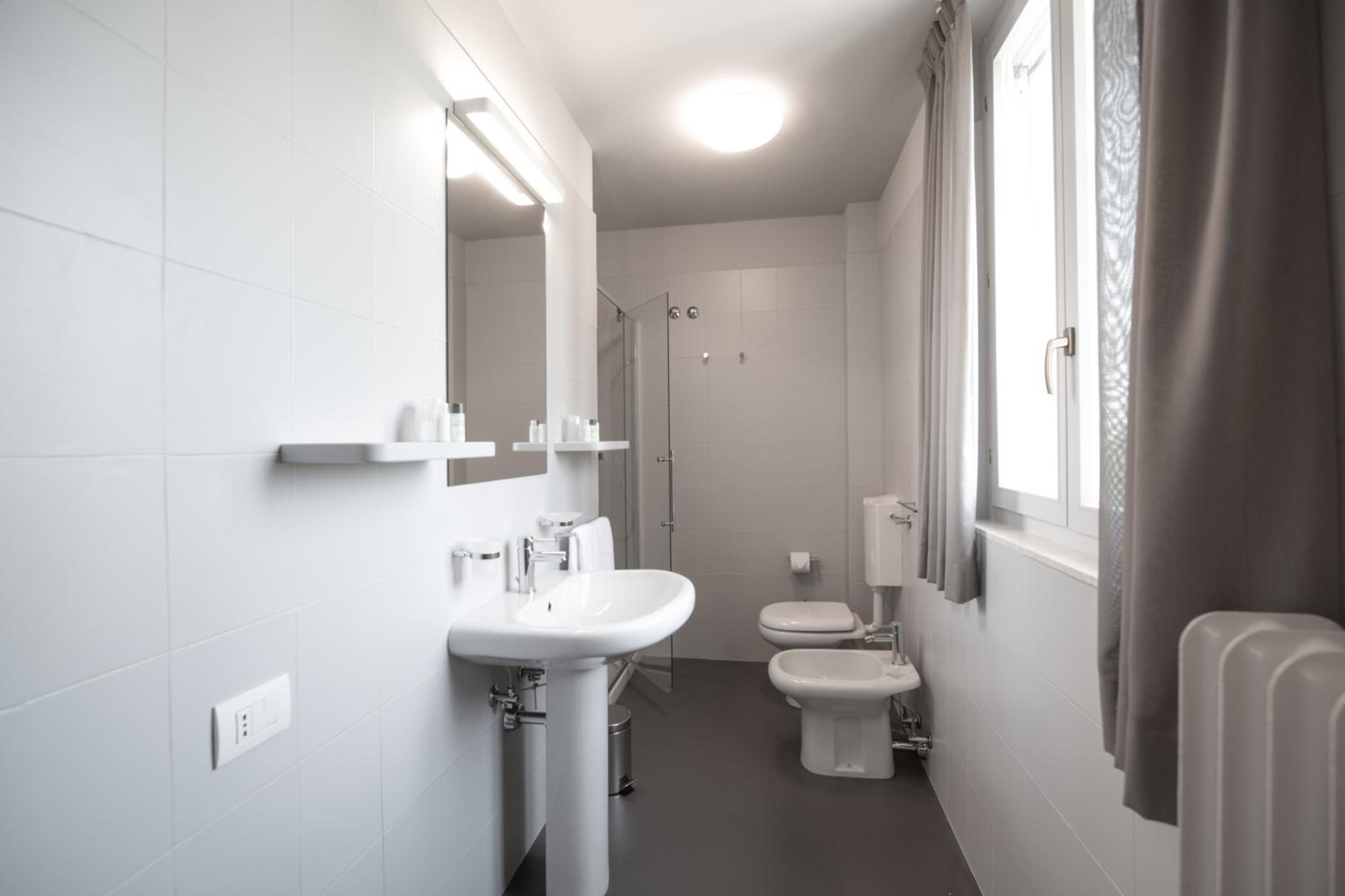 Double or Twin Room with Private Bathroom photo 2