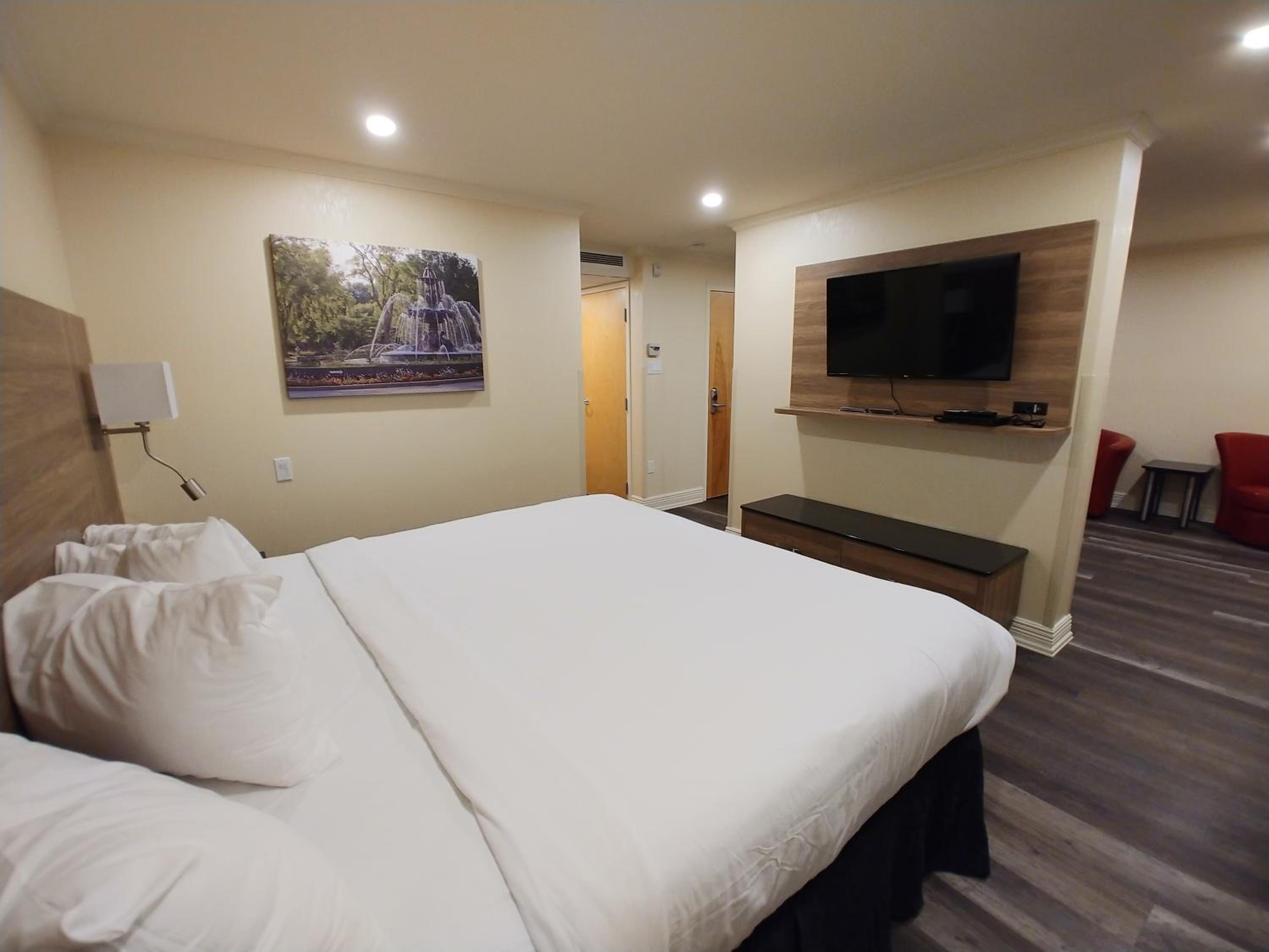 Queen Suite (2 Adults)