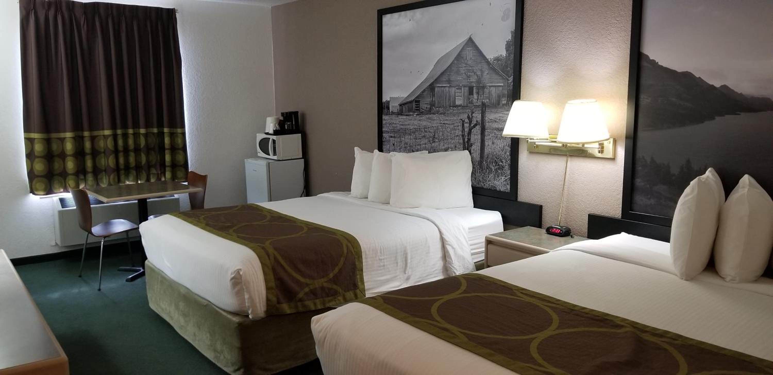 Queen Room with Two Queen Beds - Pet Friendly/Non-Smoking photo 1