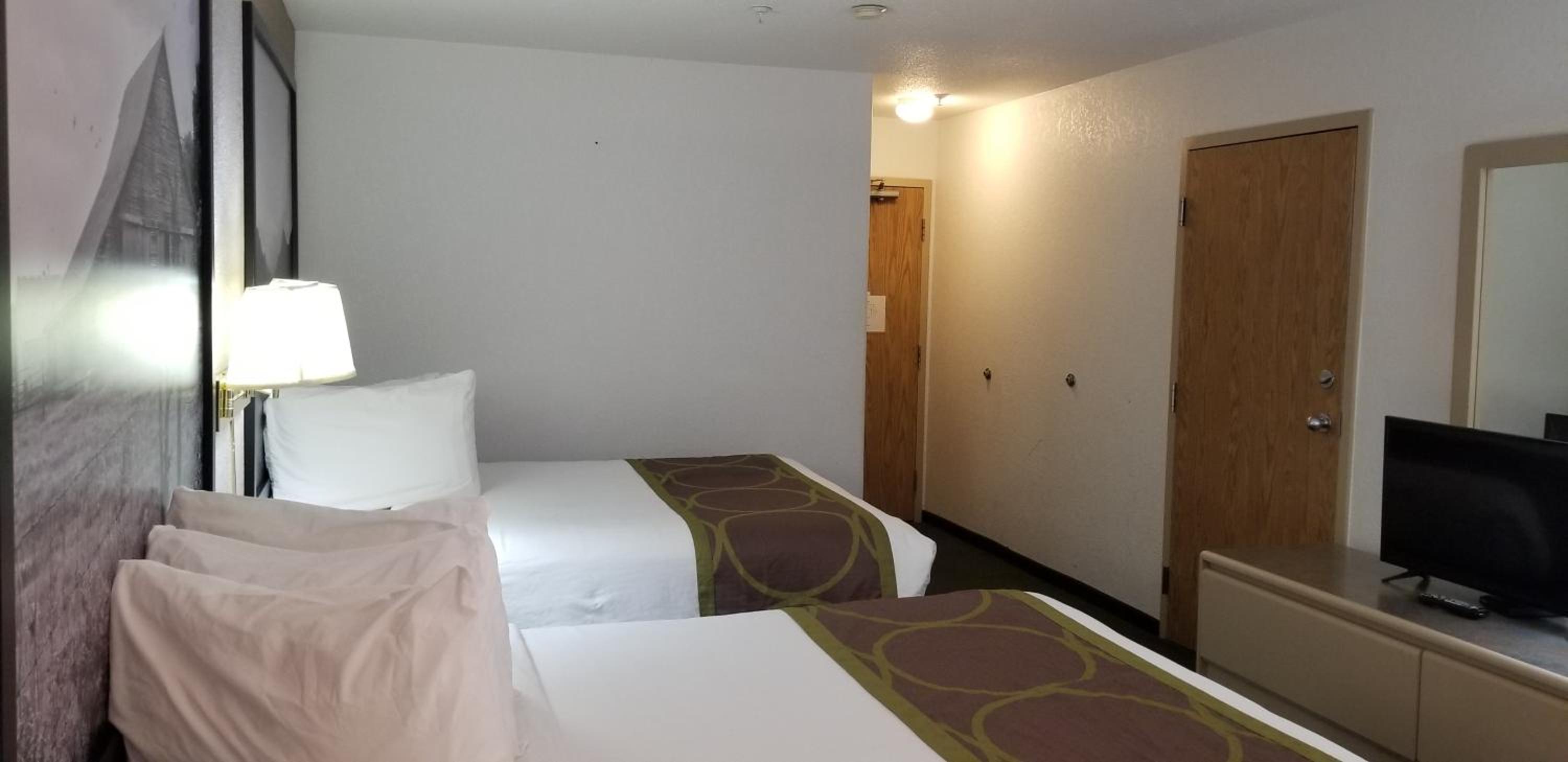 Queen Room with Two Queen Beds - Pet Friendly/Non-Smoking photo 2