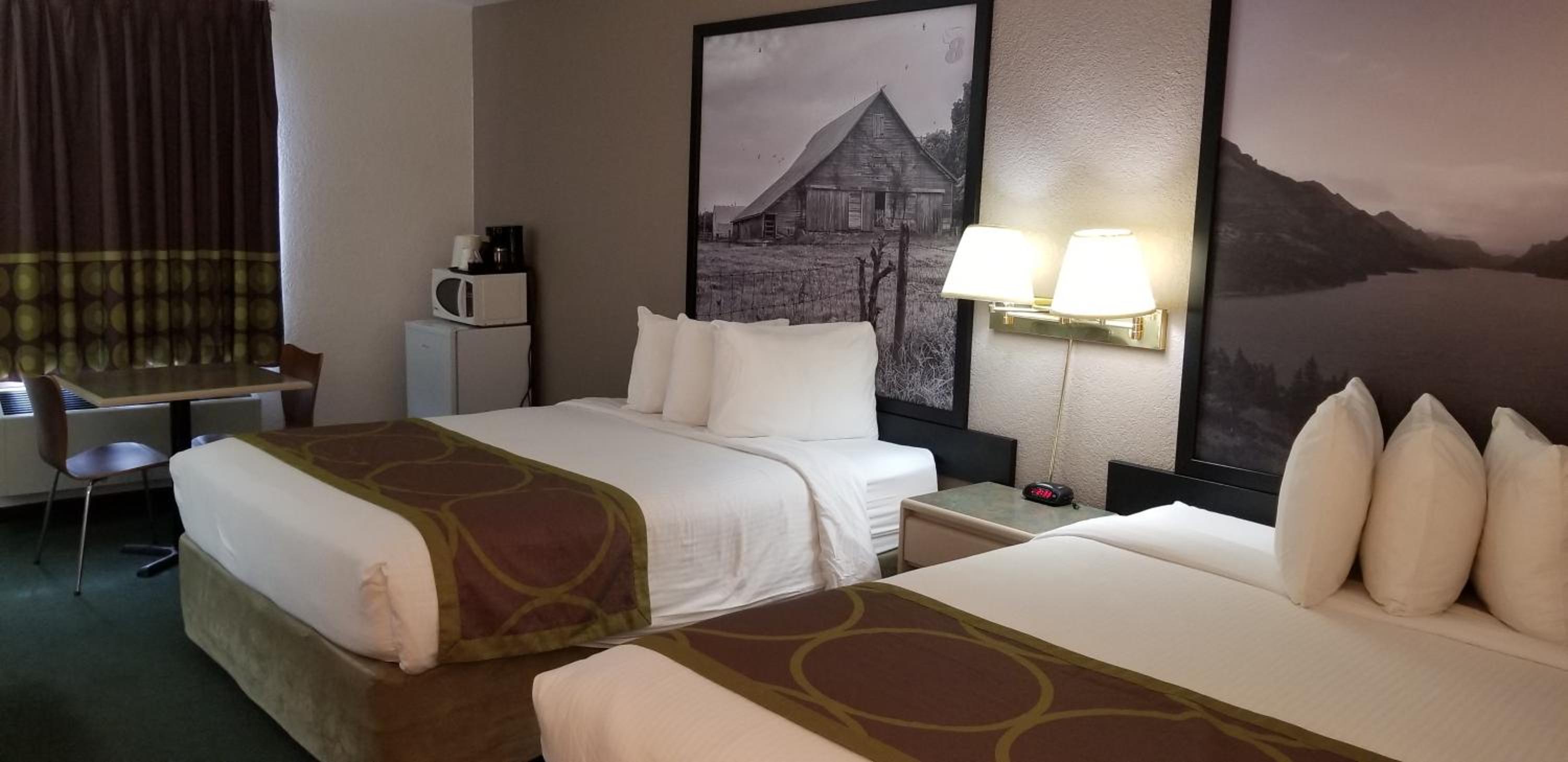 Queen Room with Two Queen Beds - Pet Friendly/Non-Smoking photo 3