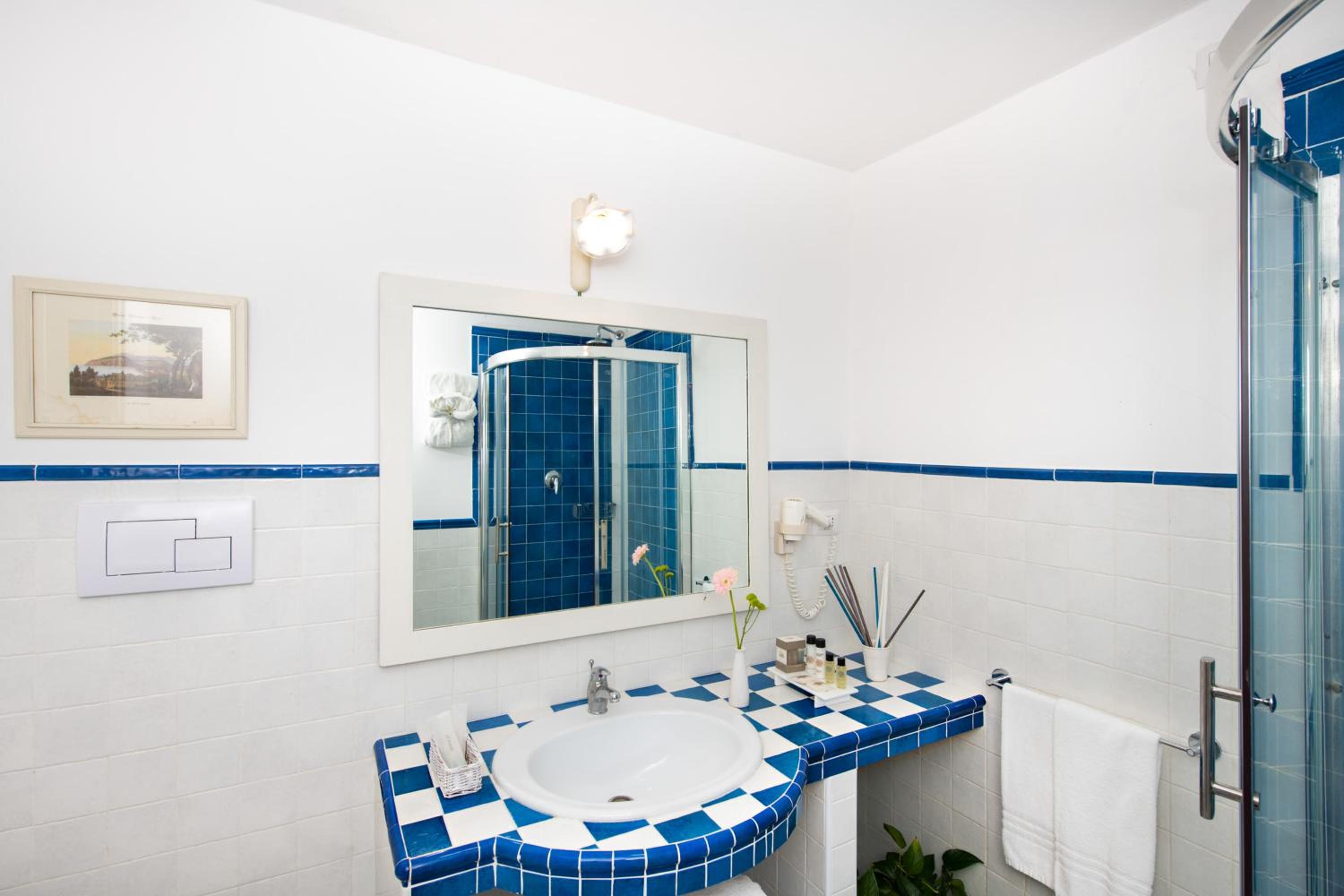 Standard Double Room with Partial Sea View - Photo 4