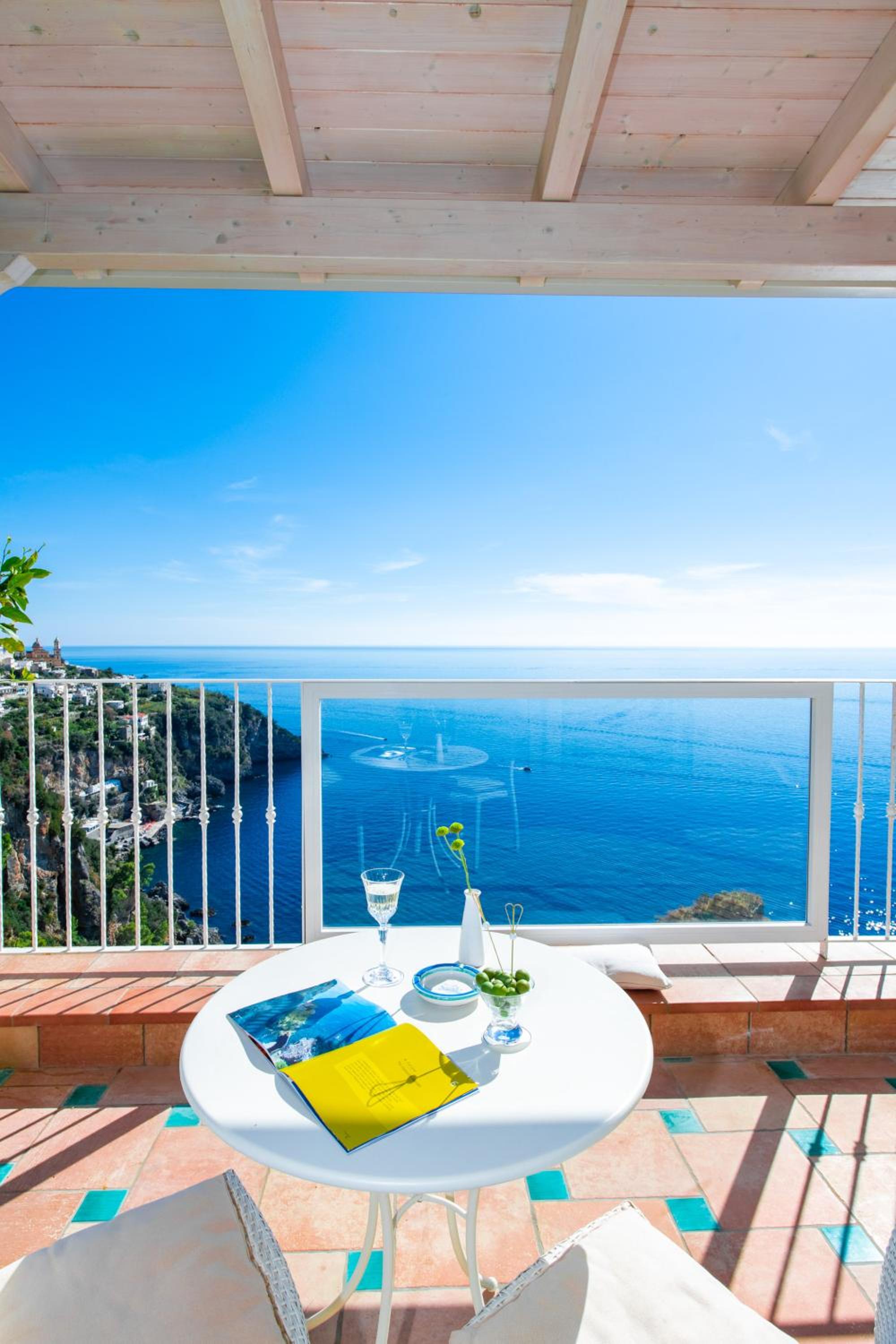 Deluxe Double Room with Terrace and Sea View photo 2