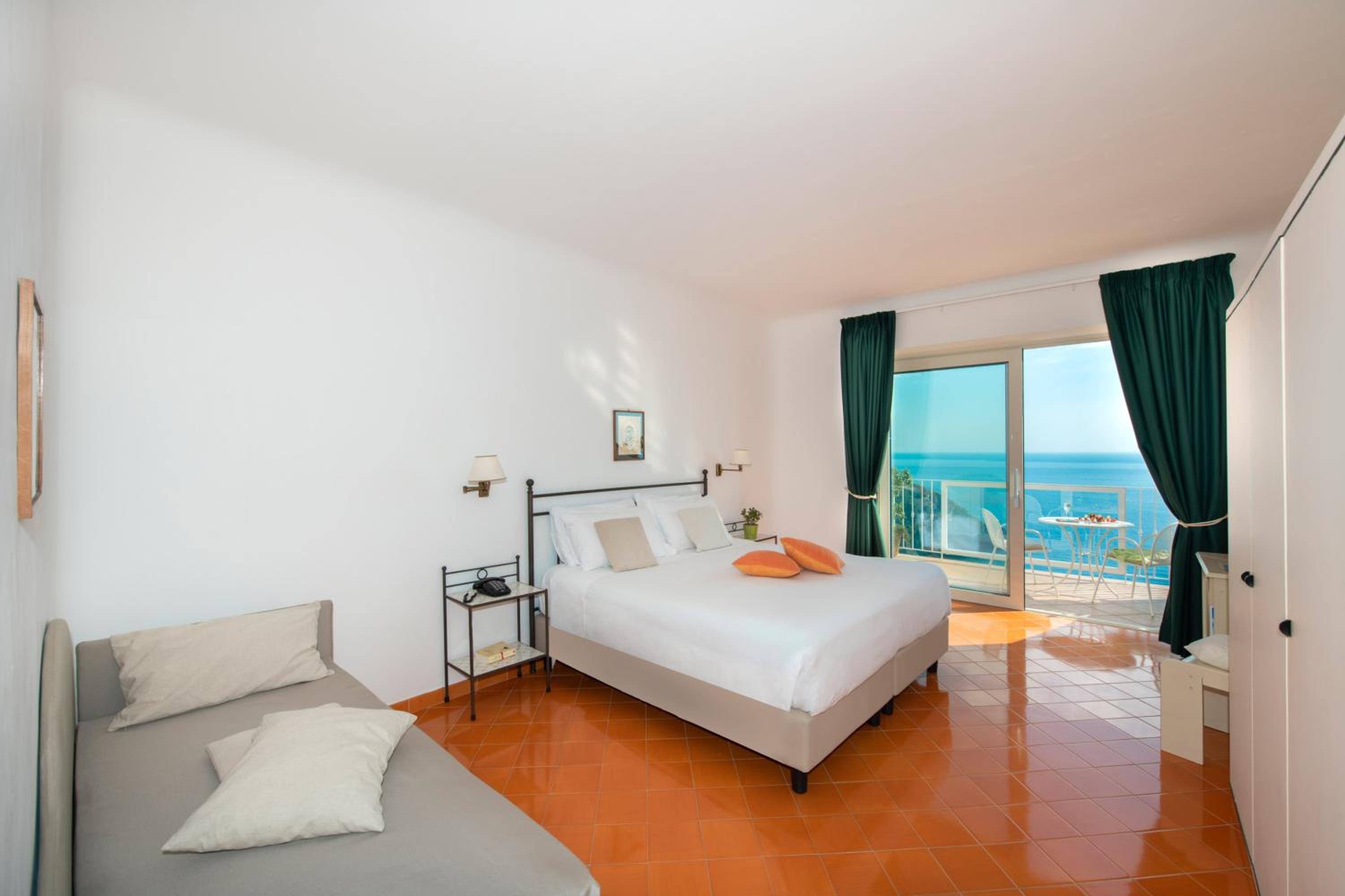 Deluxe Triple Room with Terrace and Sea View