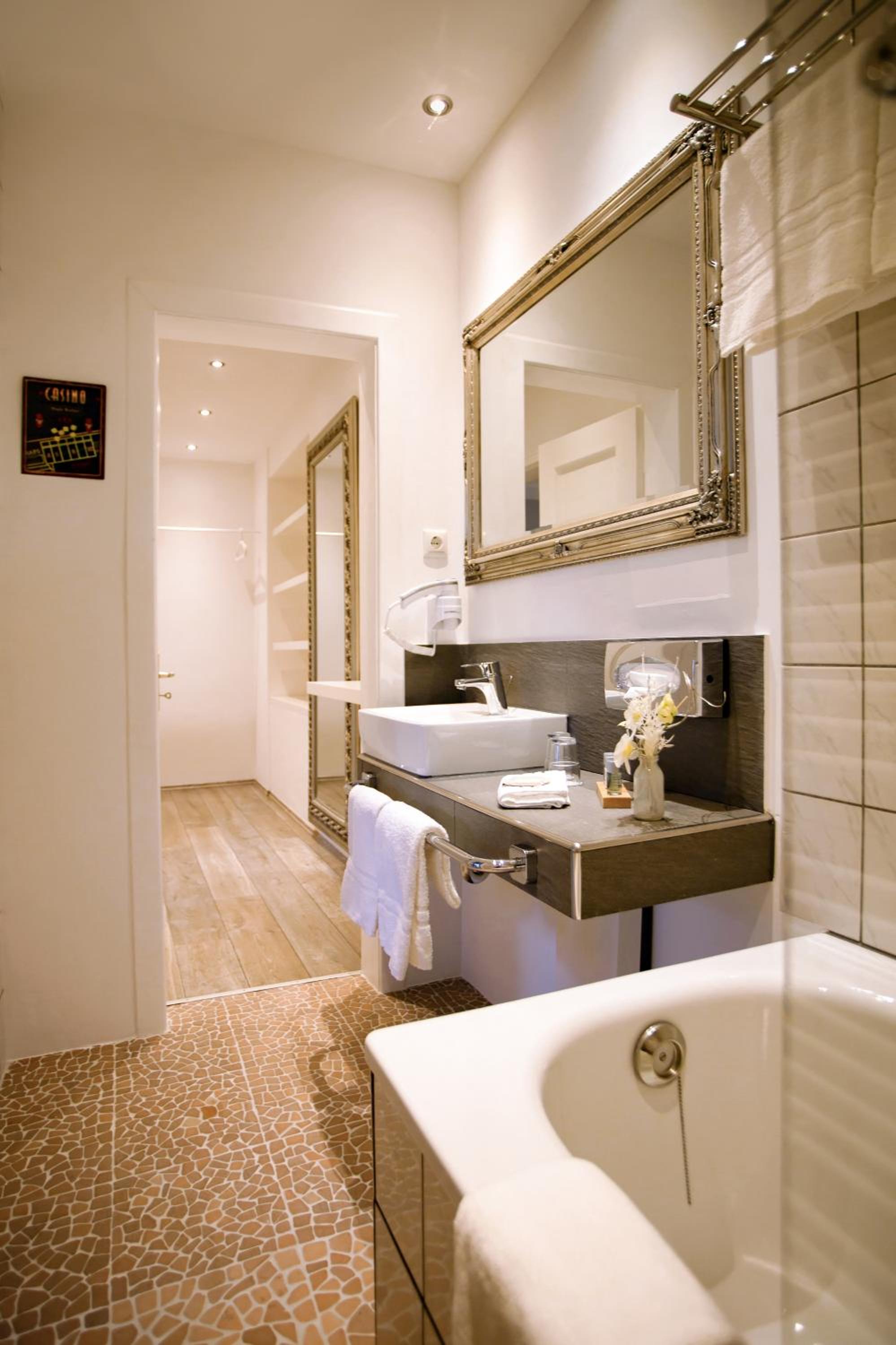 Suite - Photo 6