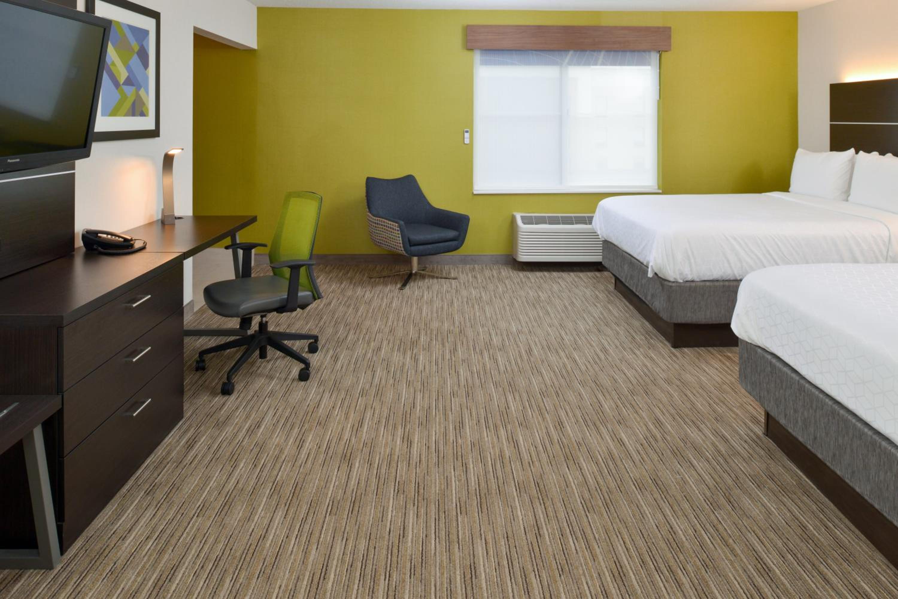 Queen Room with Two Queen Beds and Mobility Accessible Tub - Photo 8