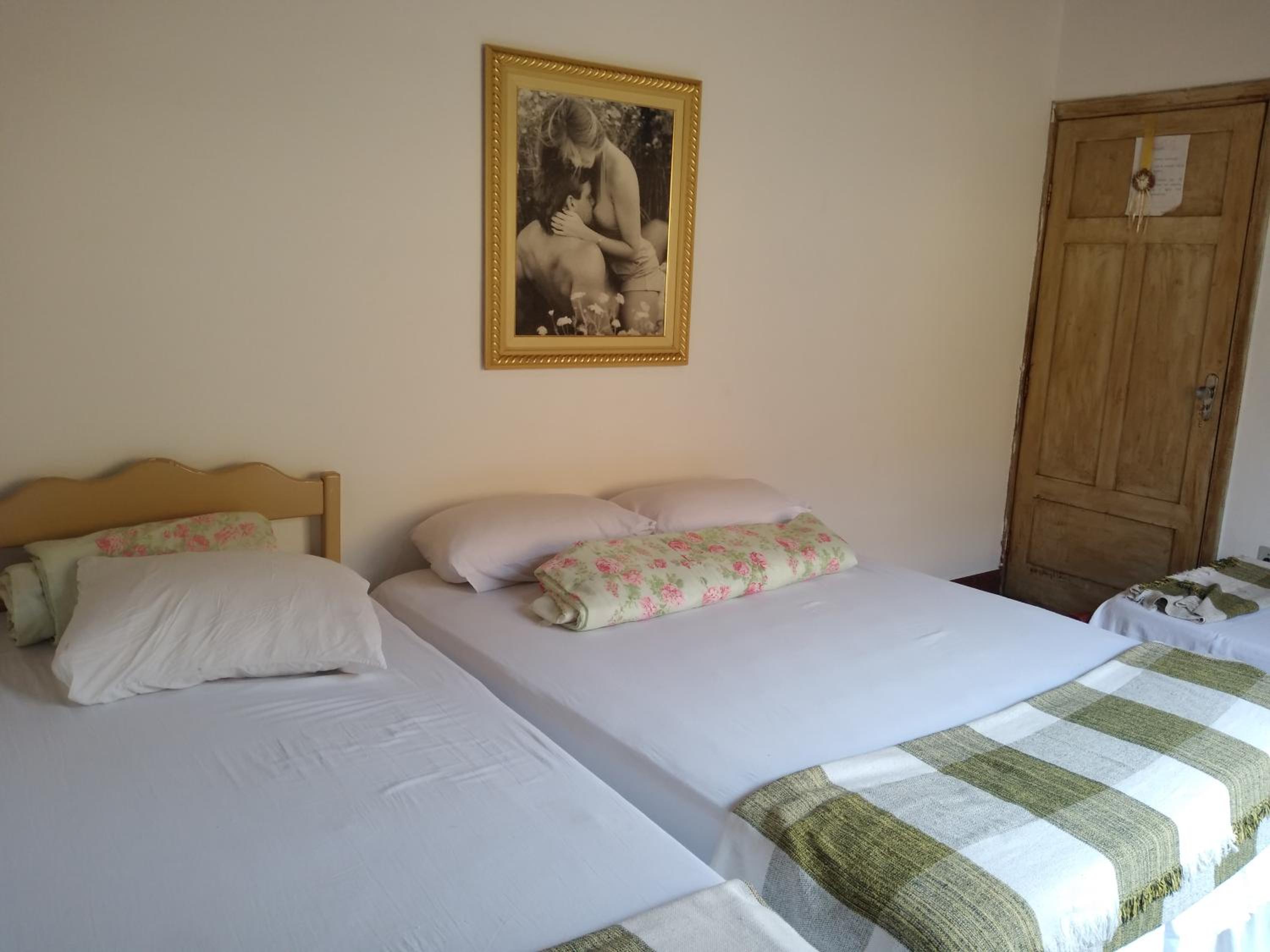 Quadruple Room with Bathroom - Photo 3