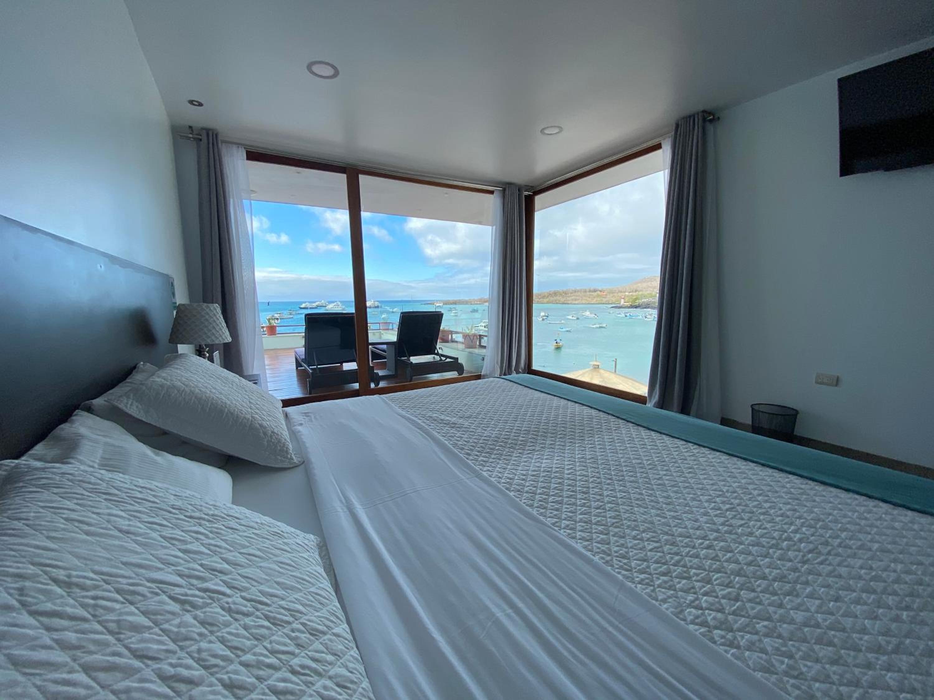 Deluxe Double Room with Balcony and Sea View photo 2