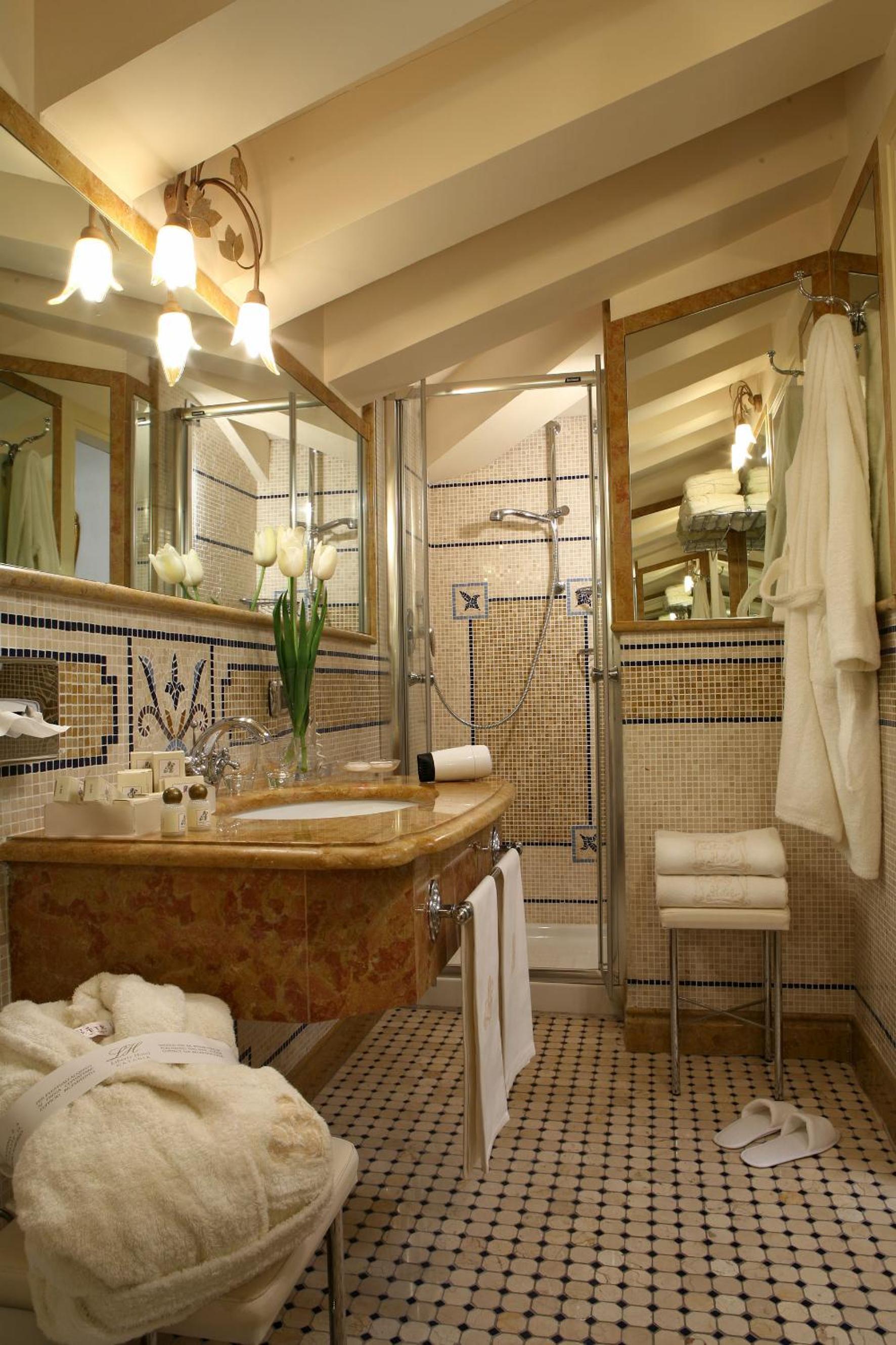 Standard Double or Twin Room - Photo 9