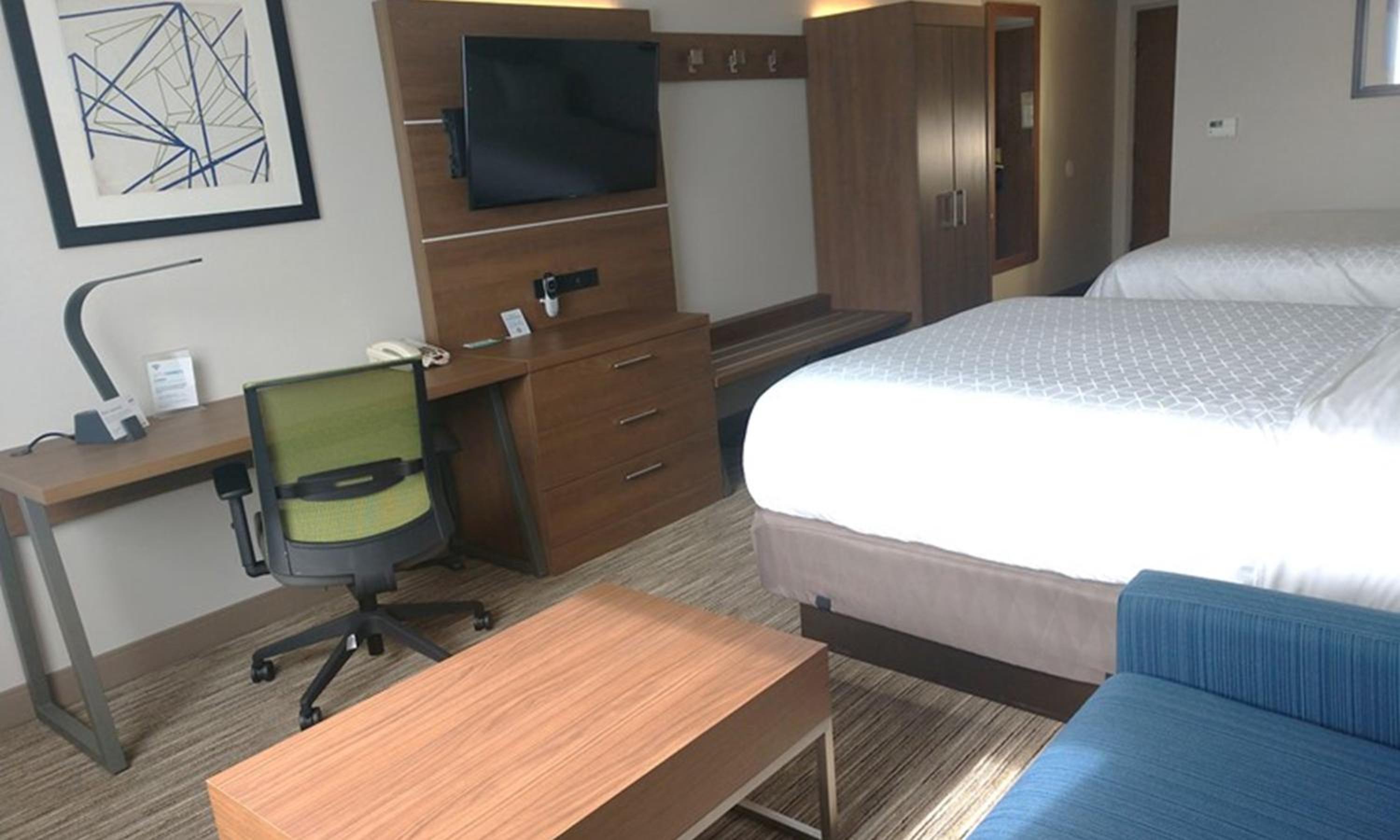 Standard Queen Room with Sofa Bed - Photo 3