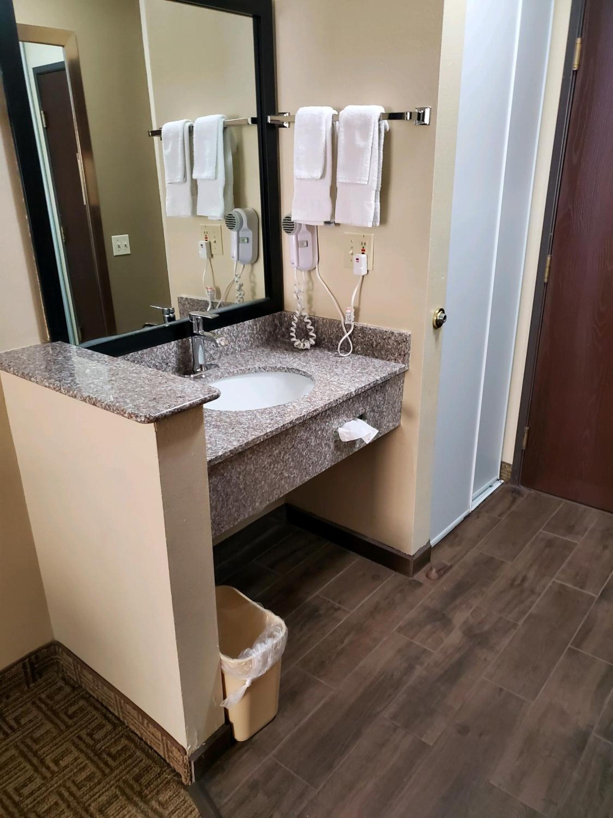 King Room - Accessible/Non-Smoking - Photo 5