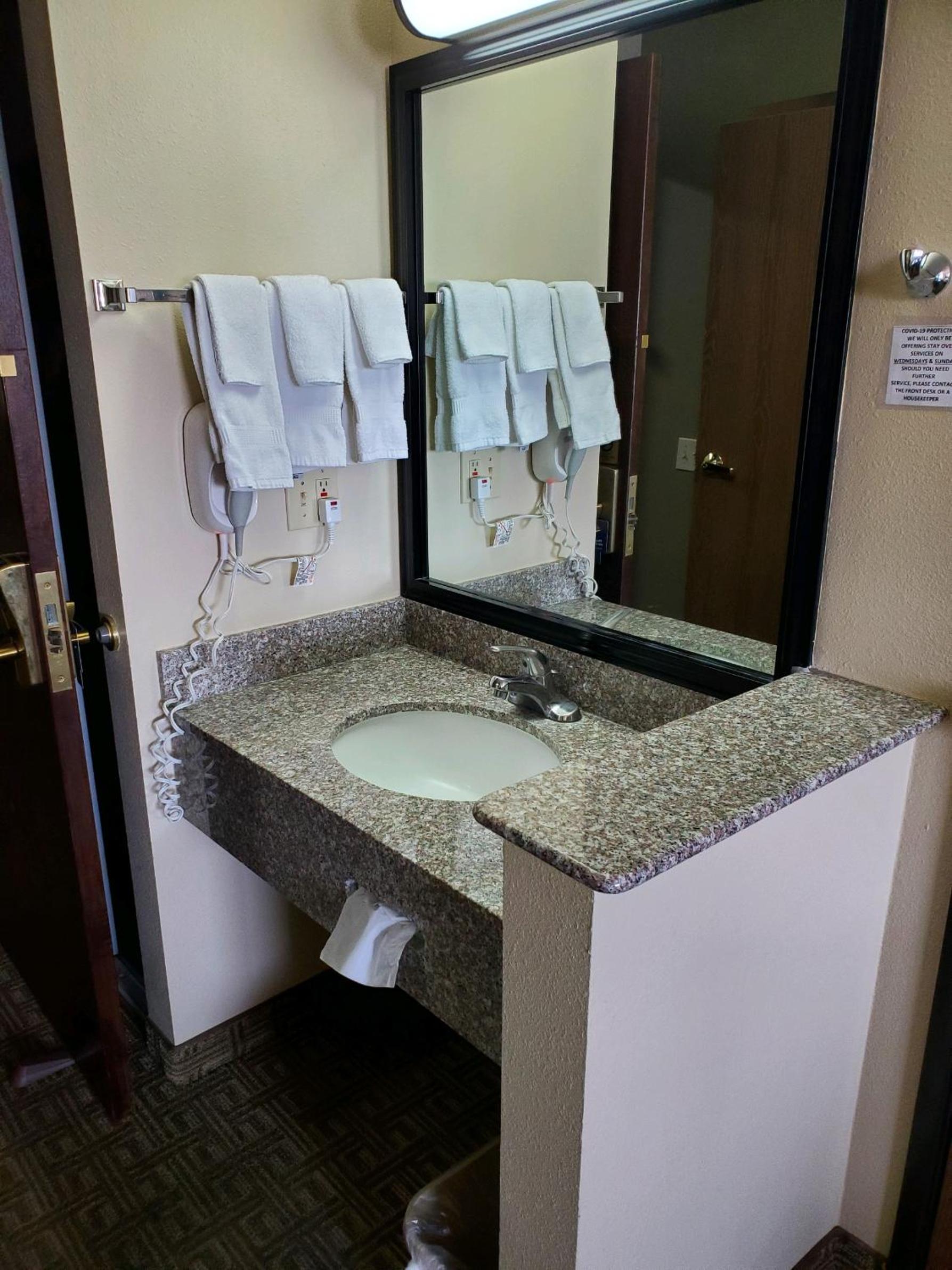 Queen Room with Two Queen Beds - Accessible/Non-Smoking  - Photo 4