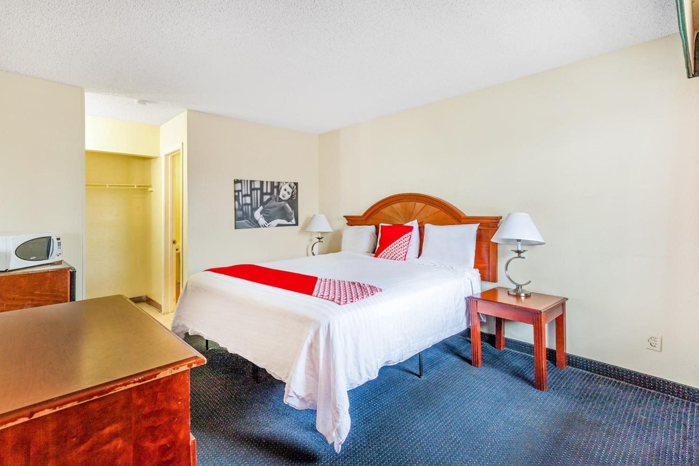 King Bed - Photo 1