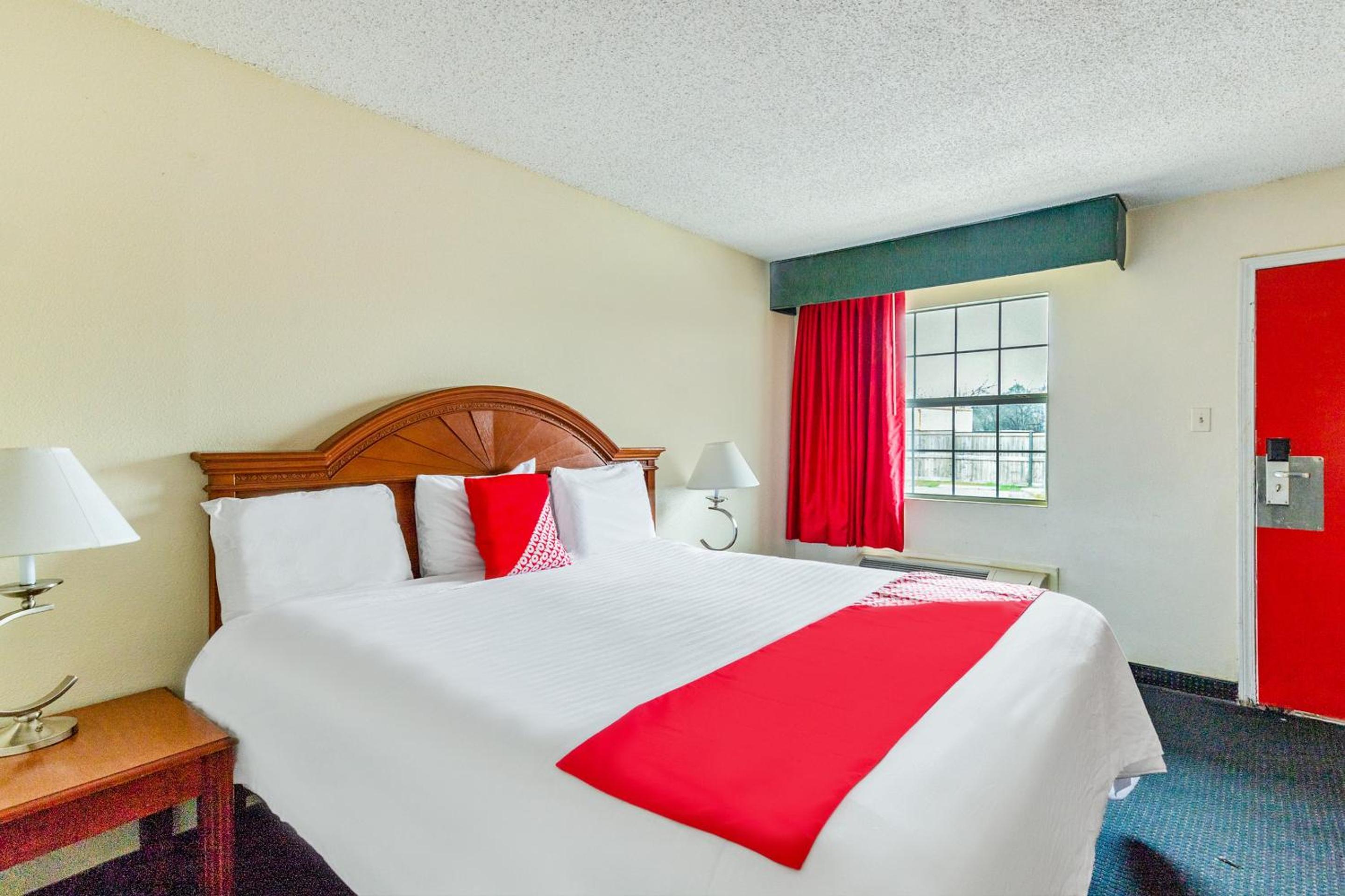 King Bed - Photo 3